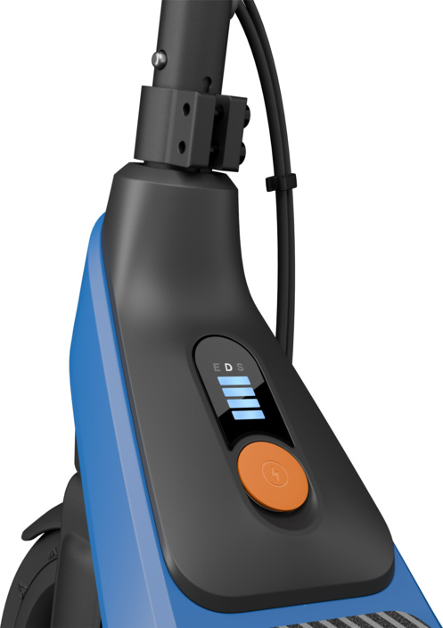 Gros plan sur le tableau de bord d'une trottinette électrique, affichant les indicateurs de batterie et de mode.