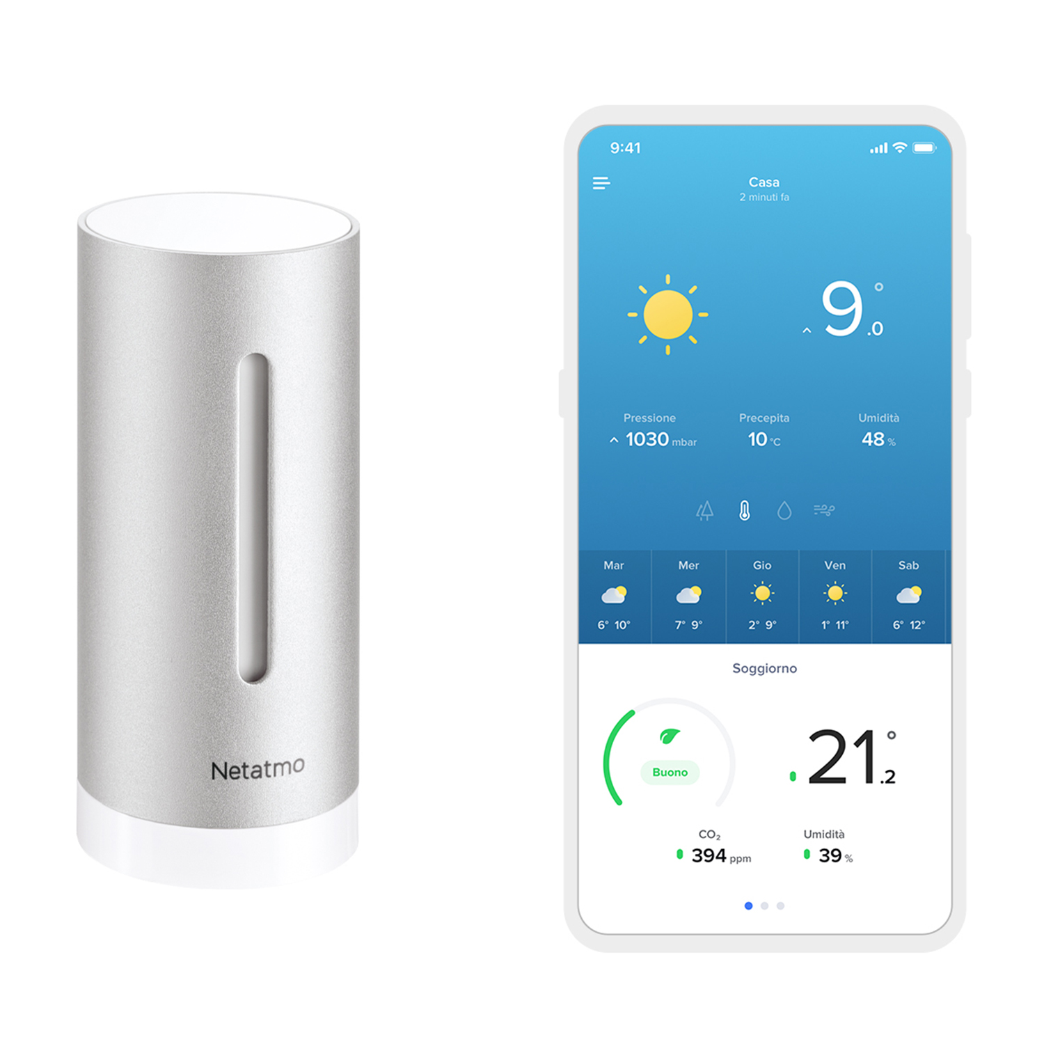 Dispositivo cilindrico argento accanto a smartphone con dati meteo e domestici.