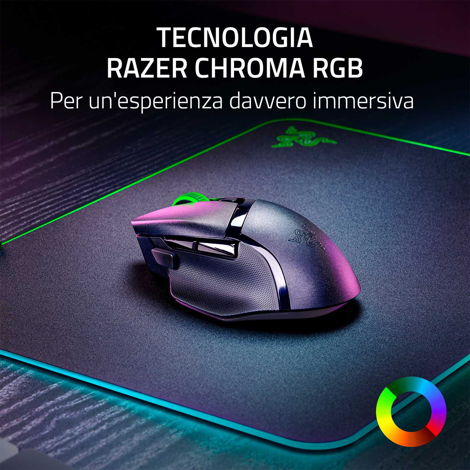 Mouse da gioco su un tappetino per mouse. Il mouse è nero con una rotella verde. Illuminazione Chroma RGB.