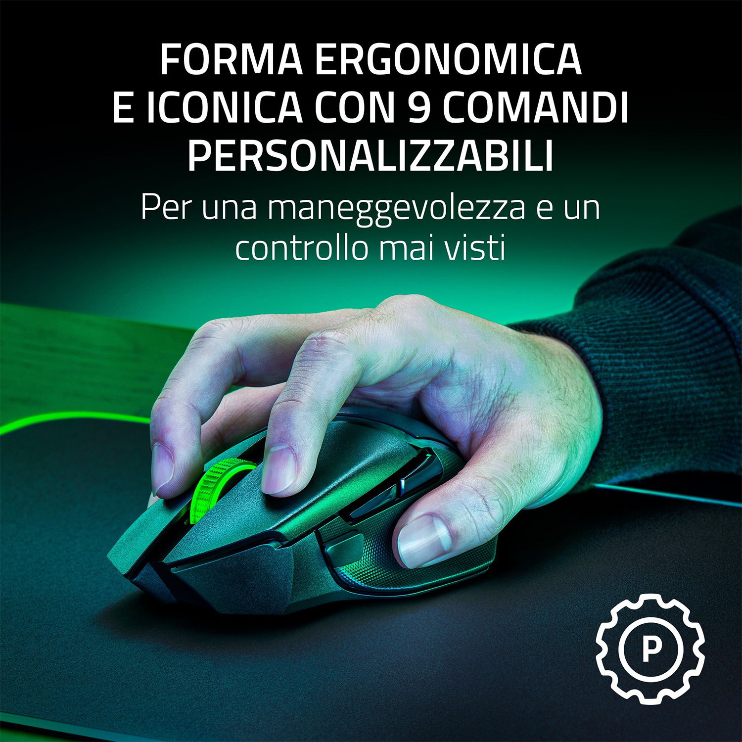 Una mano tiene un mouse da gioco nero con accenti verdi su un tappetino nero.
