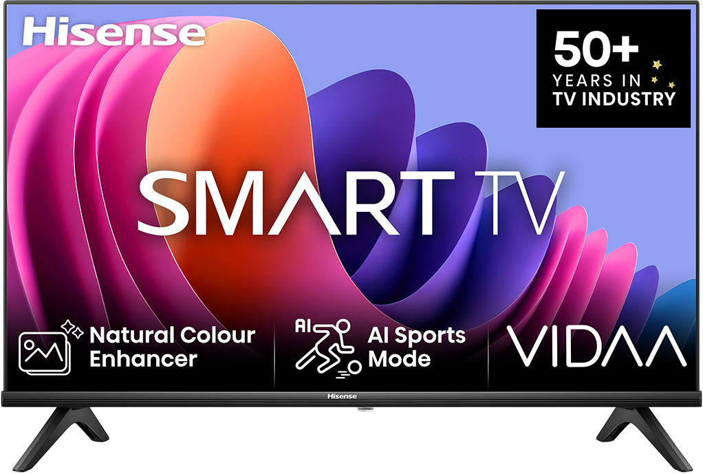 Hisense Smart TV a 'Smart TV' felirattal nagy betűkkel. Fekete kerettel és állvánnyal rendelkezik.