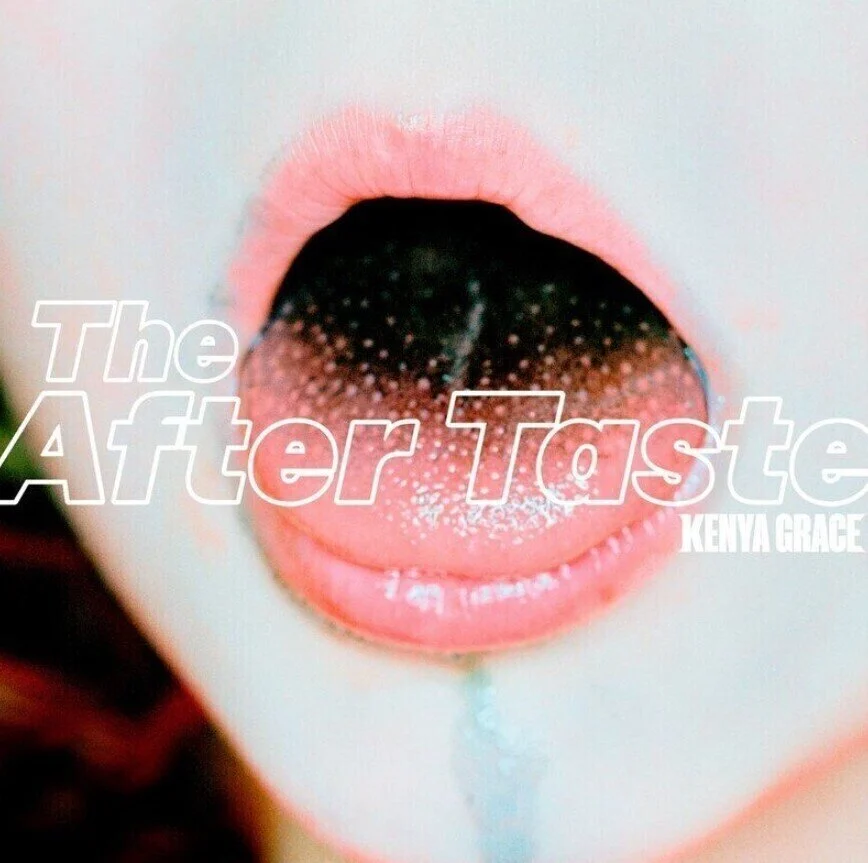 Gros plan d'une bouche avec les lèvres ouvertes et la langue. Le titre The After Taste est écrit.