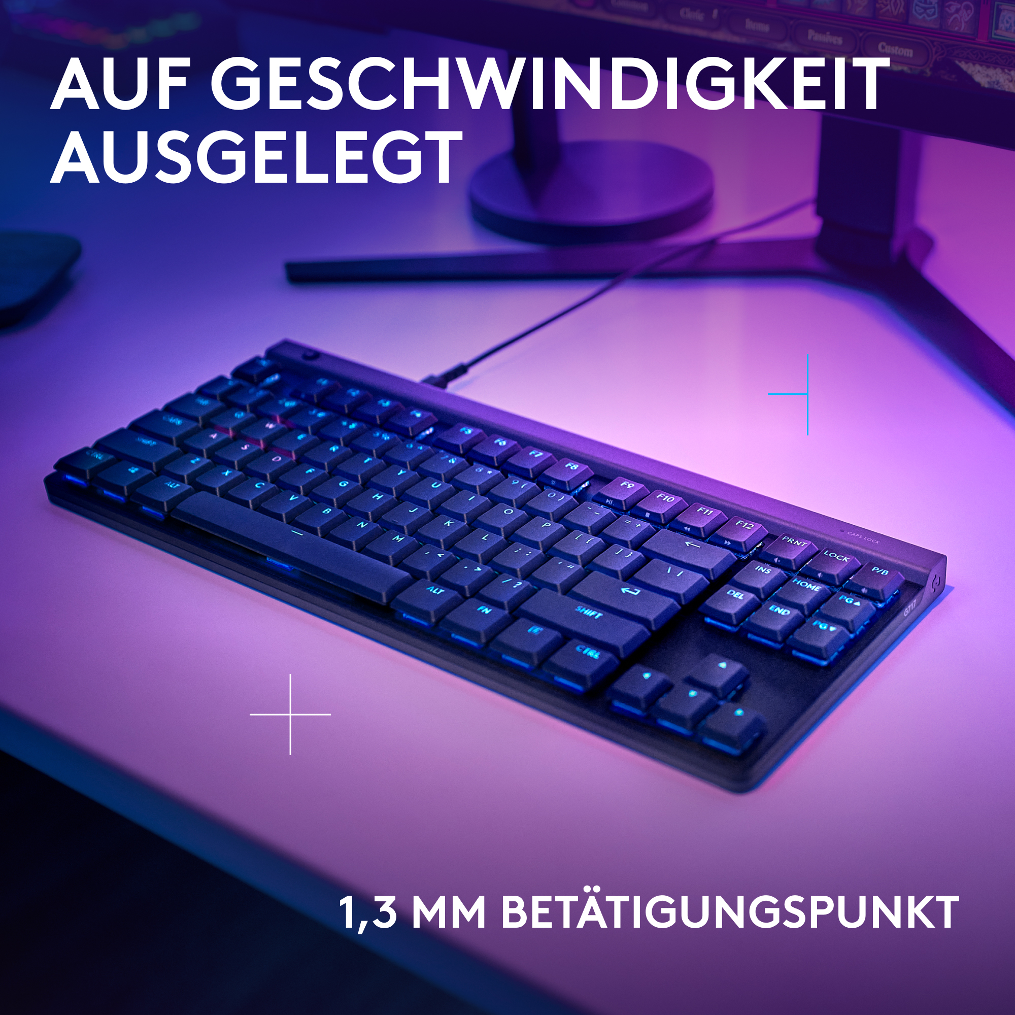 Eine schwarze Tastatur auf einem Schreibtisch. Sie hat blaue Hintergrundbeleuchtung. Text-Overlay auf dem Bild.
