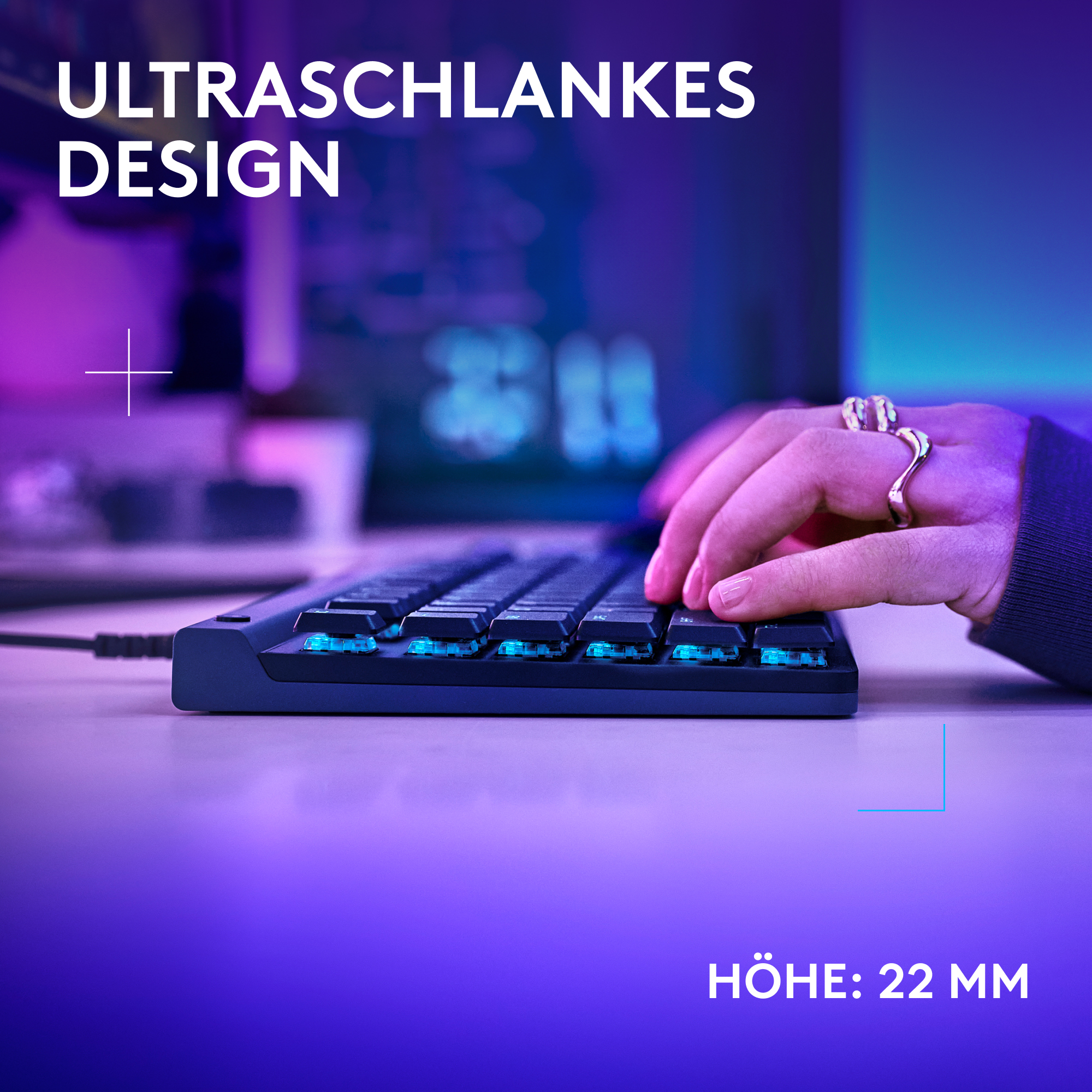 Hände tippen auf einer schwarzen, blau beleuchteten Tastatur. Text sagt: ultraschlankes Design. Höhe: 22mm.