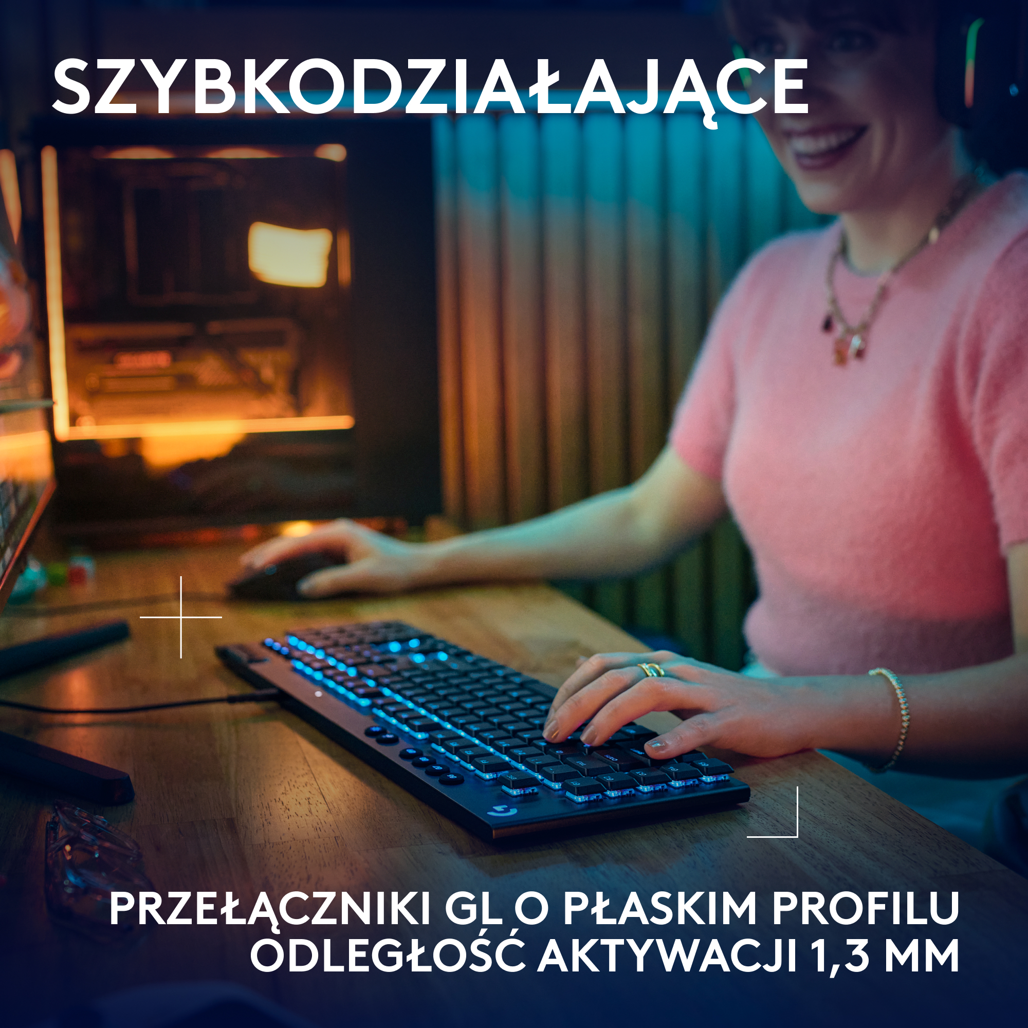 Kobieta przy klawiaturze, pisząca, z konfiguracją do gier.