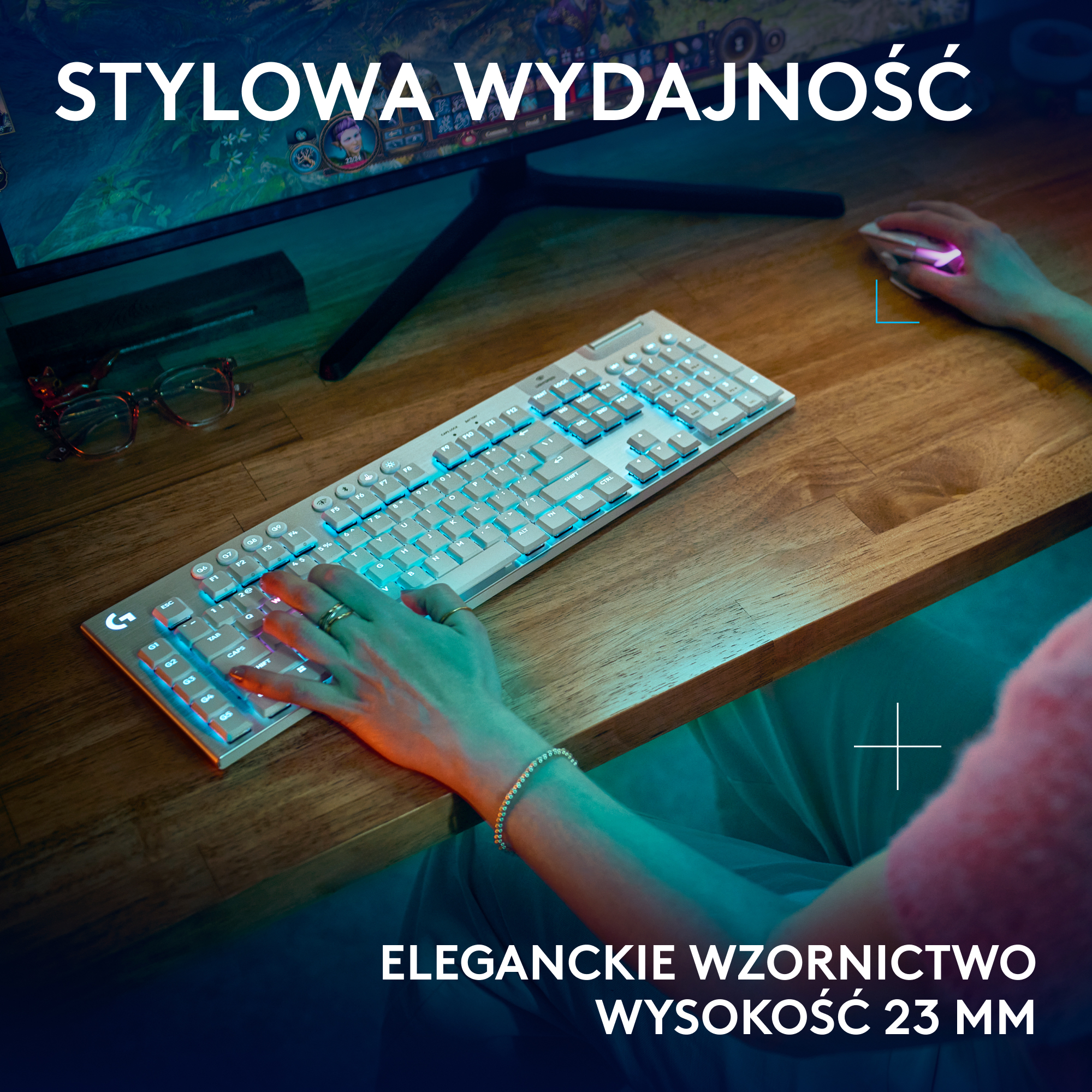 Podświetlana biała klawiatura dla graczy z myszką na drewnianym biurku, z rękami osoby.