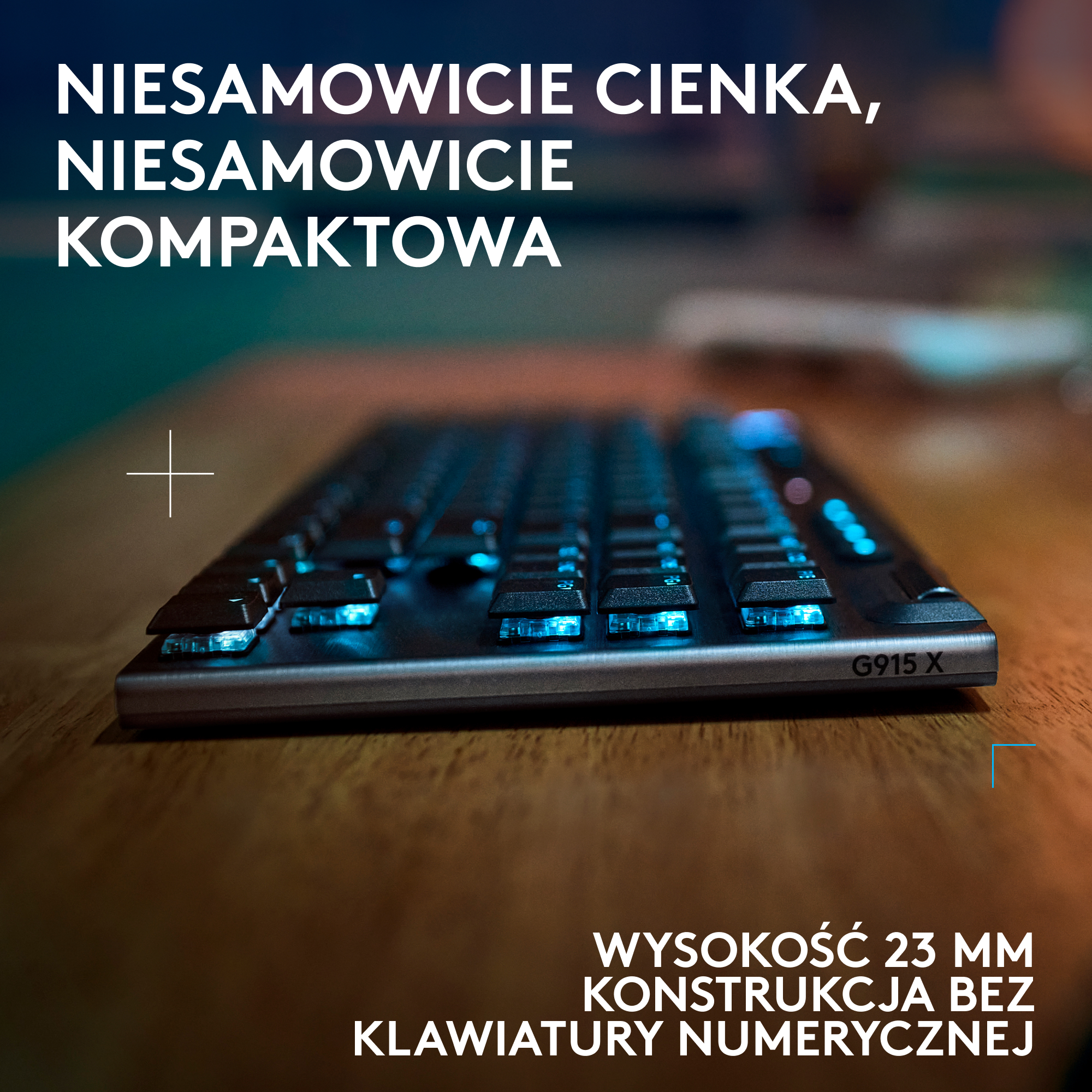 Zbliżenie czarno-srebrnej klawiatury na drewnianej powierzchni z niebieskim oświetleniem.