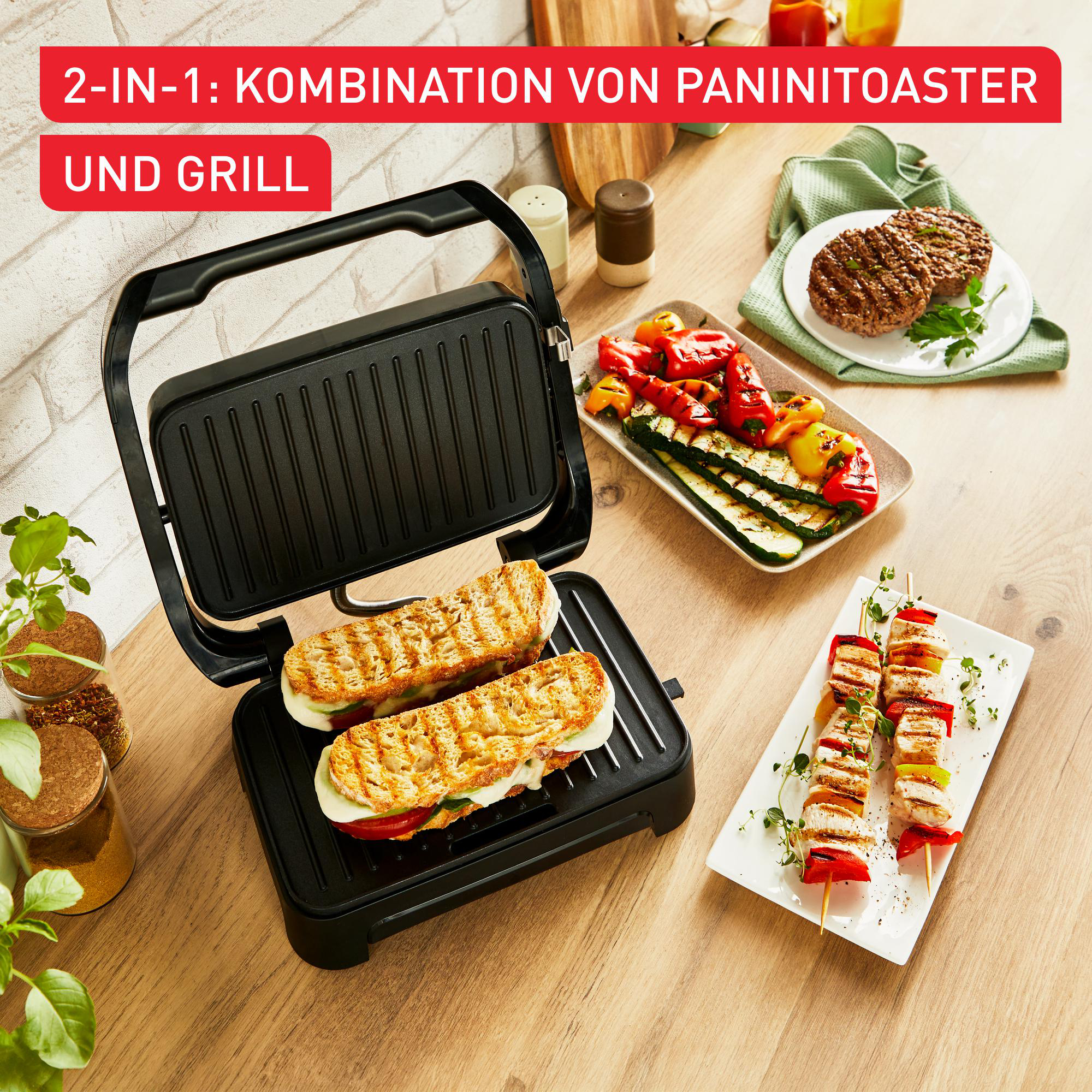 Panini-Grill mit zwei Sandwiches und gegrilltem Gemüse.
