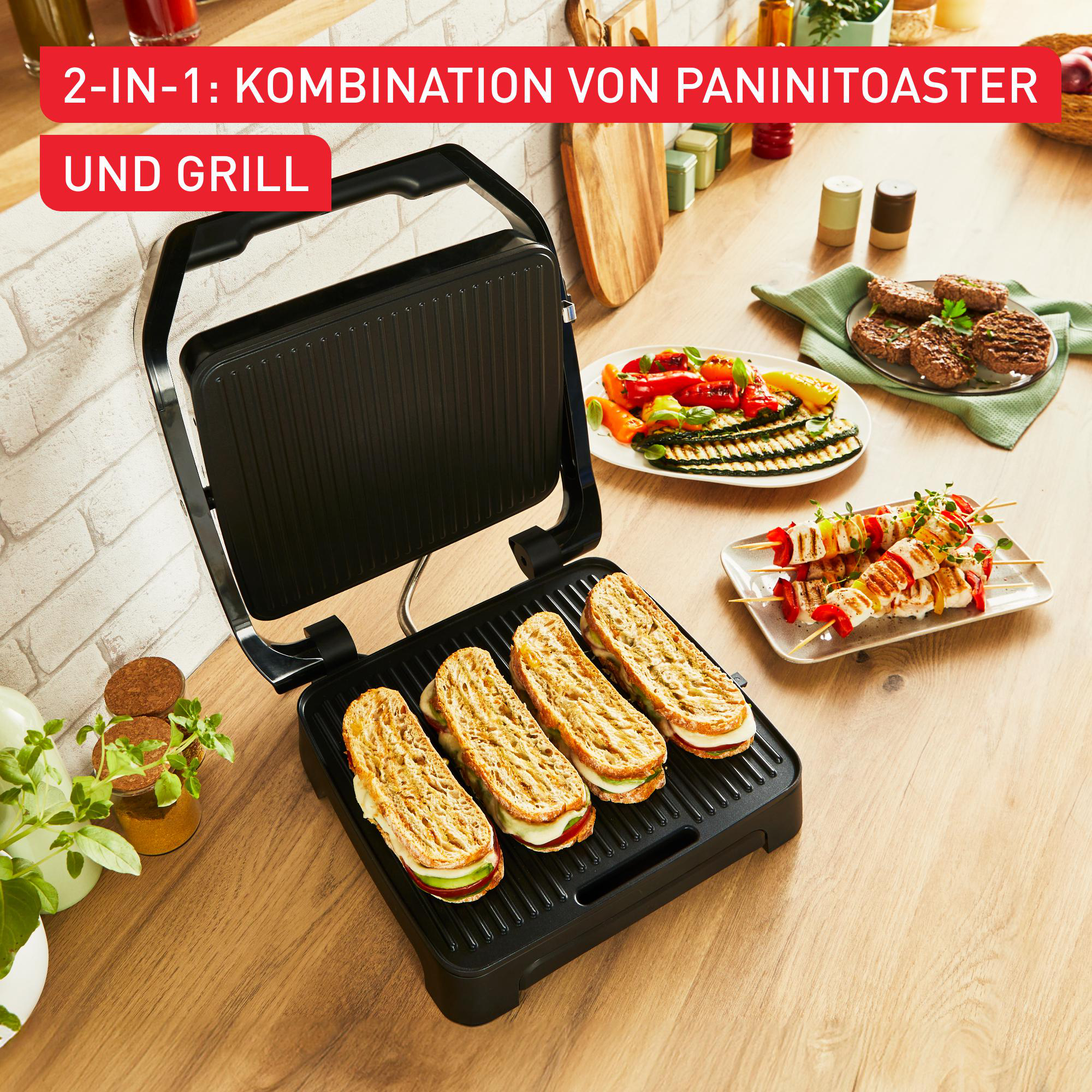 Ein Panini-Grill mit vier Sandwiches, mit Grill oben und verschiedenen Grillgerichten.