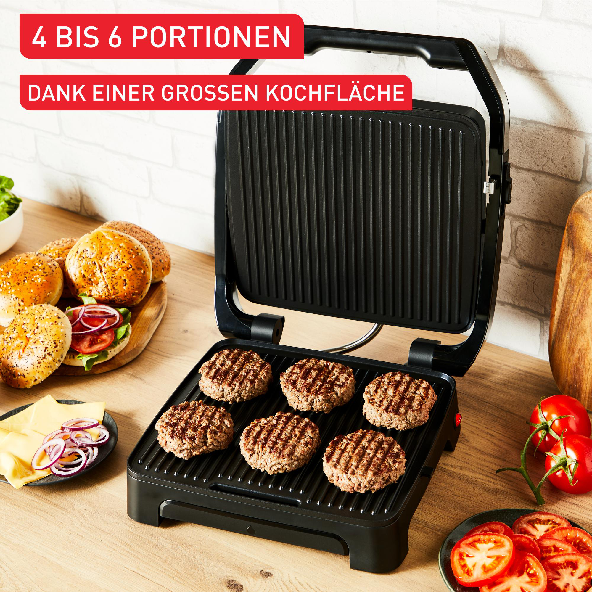 Indoor-Grill mit Burgern, Tomaten und Brötchen.