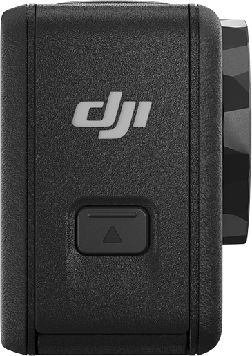 Fekete DJI akciókamera. Fekete gomb és DJI logó az oldalán.