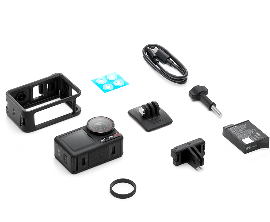 DJI Action 3 kamera és tartozékok fehér felületen. Különböző rögzítőelemek és szerszámok.