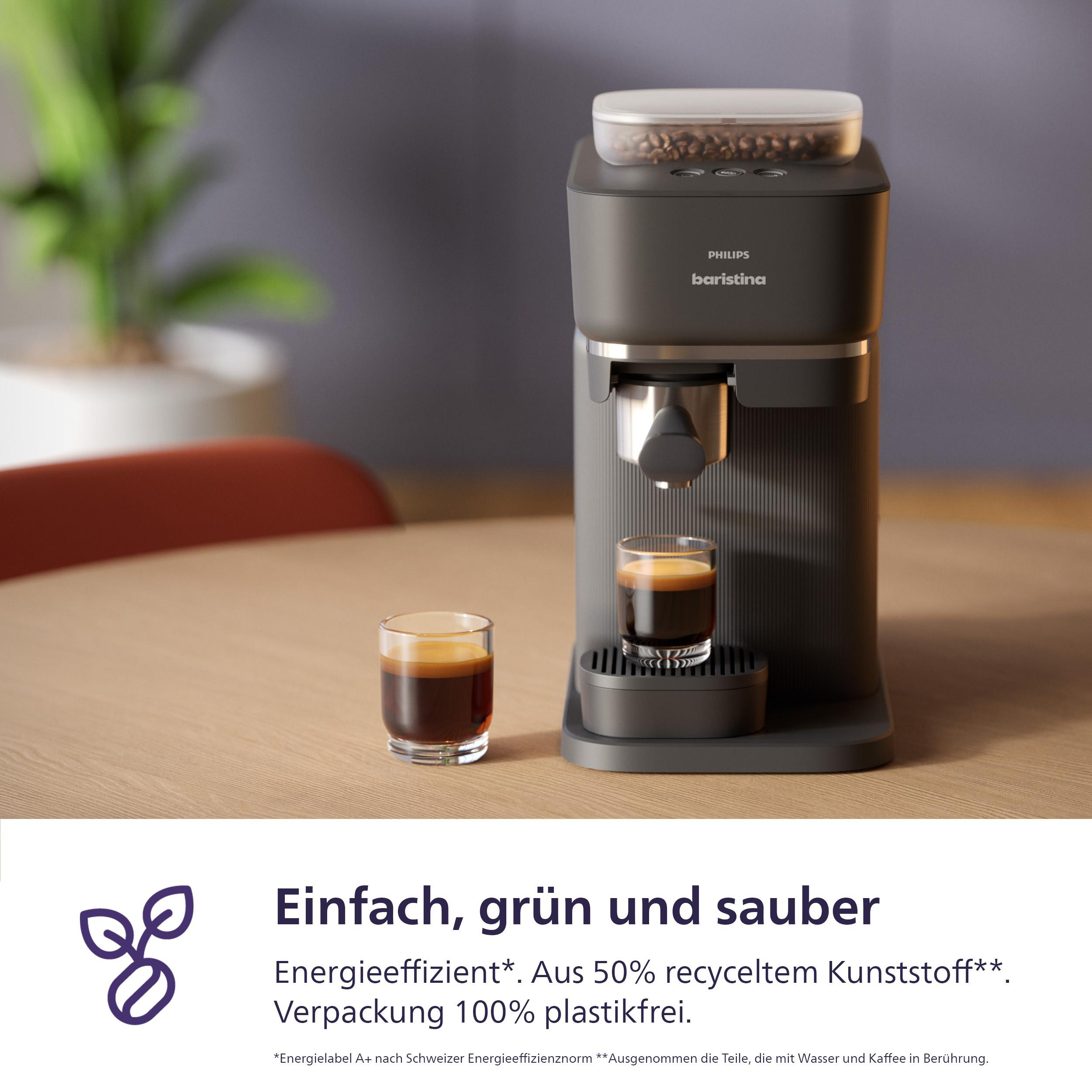Eine Kaffeemaschine mit einem Glas Espresso. Bohnen und ein elegantes Design sind sichtbar.