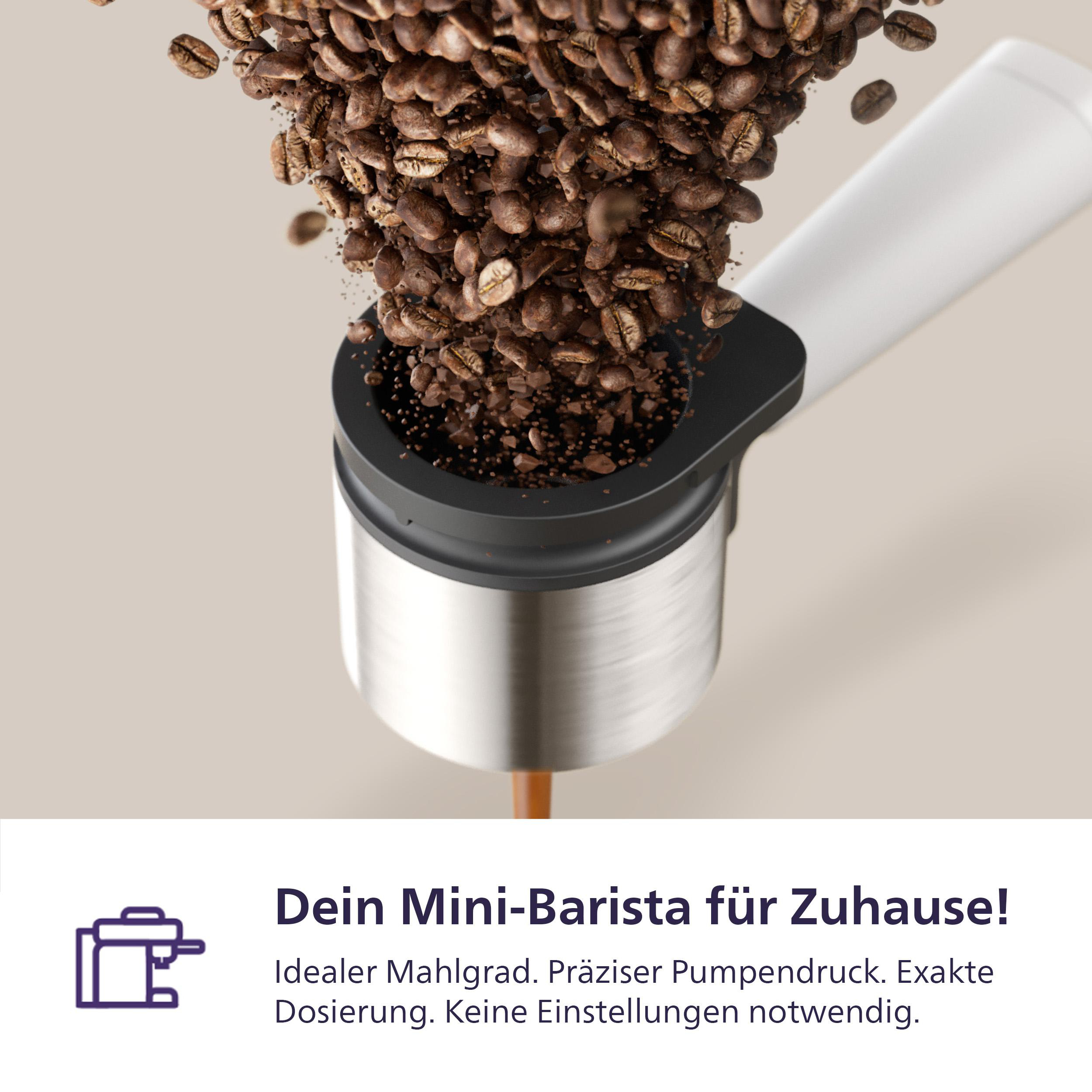 Kaffeebohnen fließen in einen Siebträger. Detail einer weißen und schwarzen Kaffeemaschine.