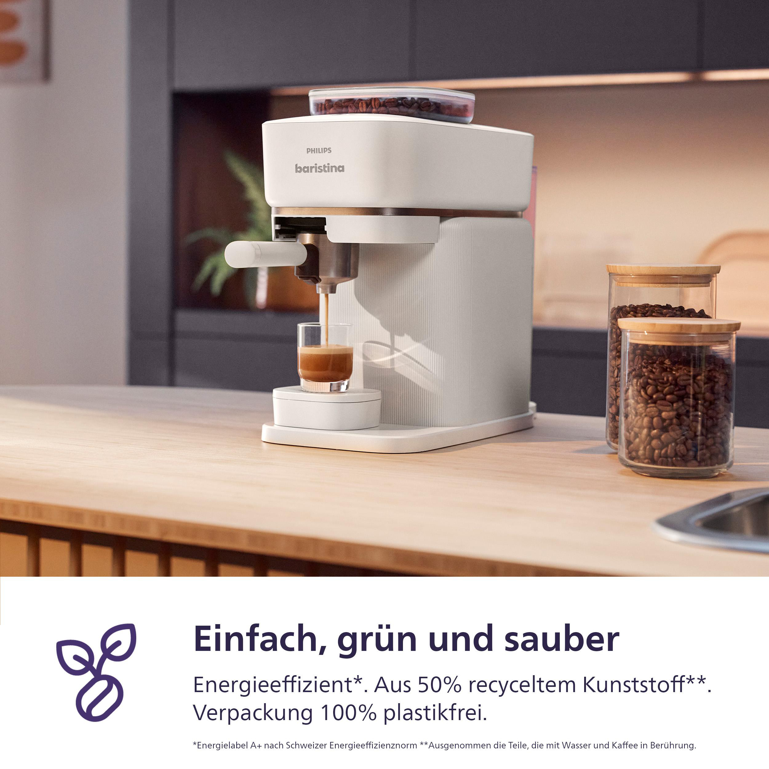 Weiße und graue Kaffeemaschine, die Kaffee einschenkt, mit Kaffeebohnen in Gläsern auf der Theke.