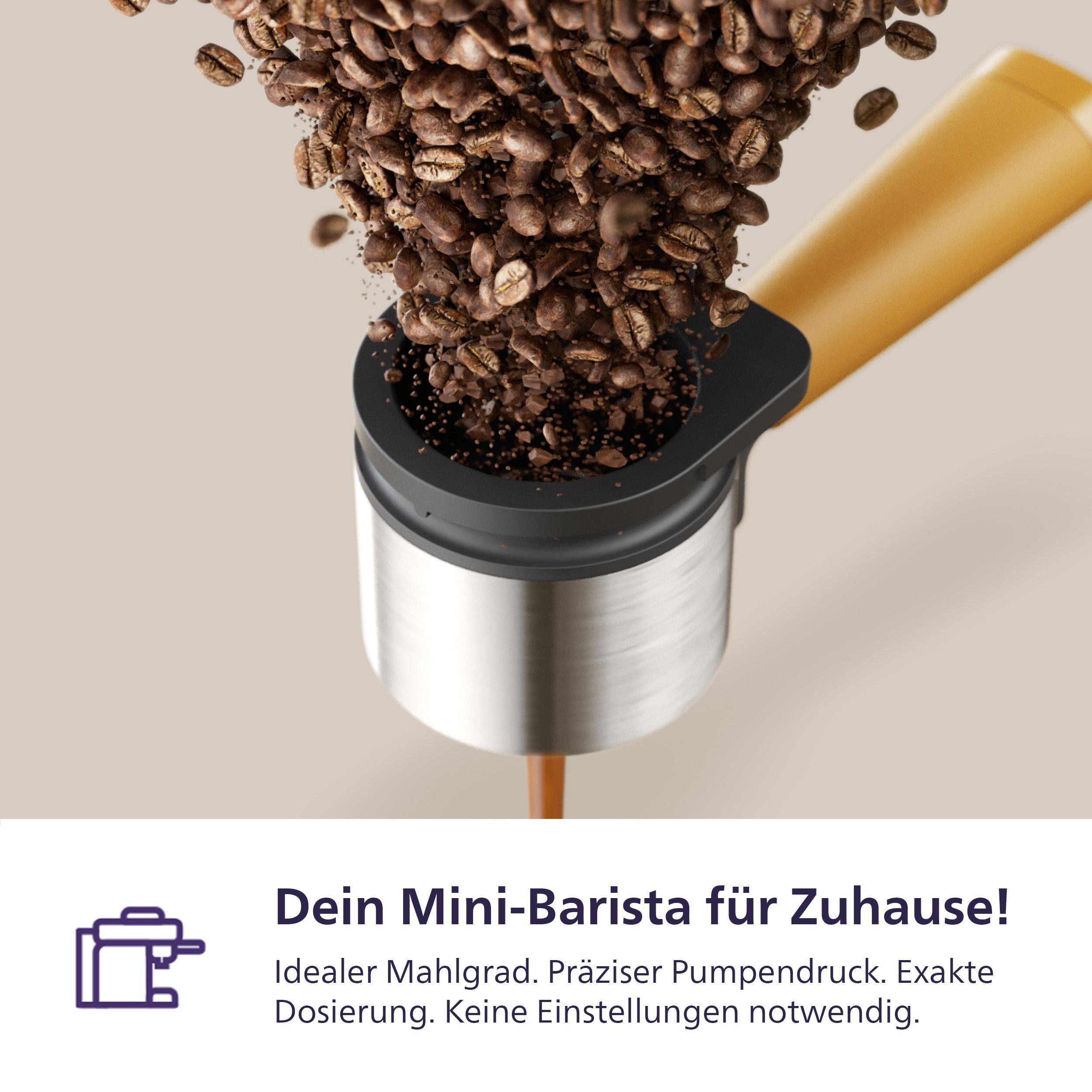 Kaffeebohnen fließen in einen Siebträger. Beigefarbener Hintergrund.