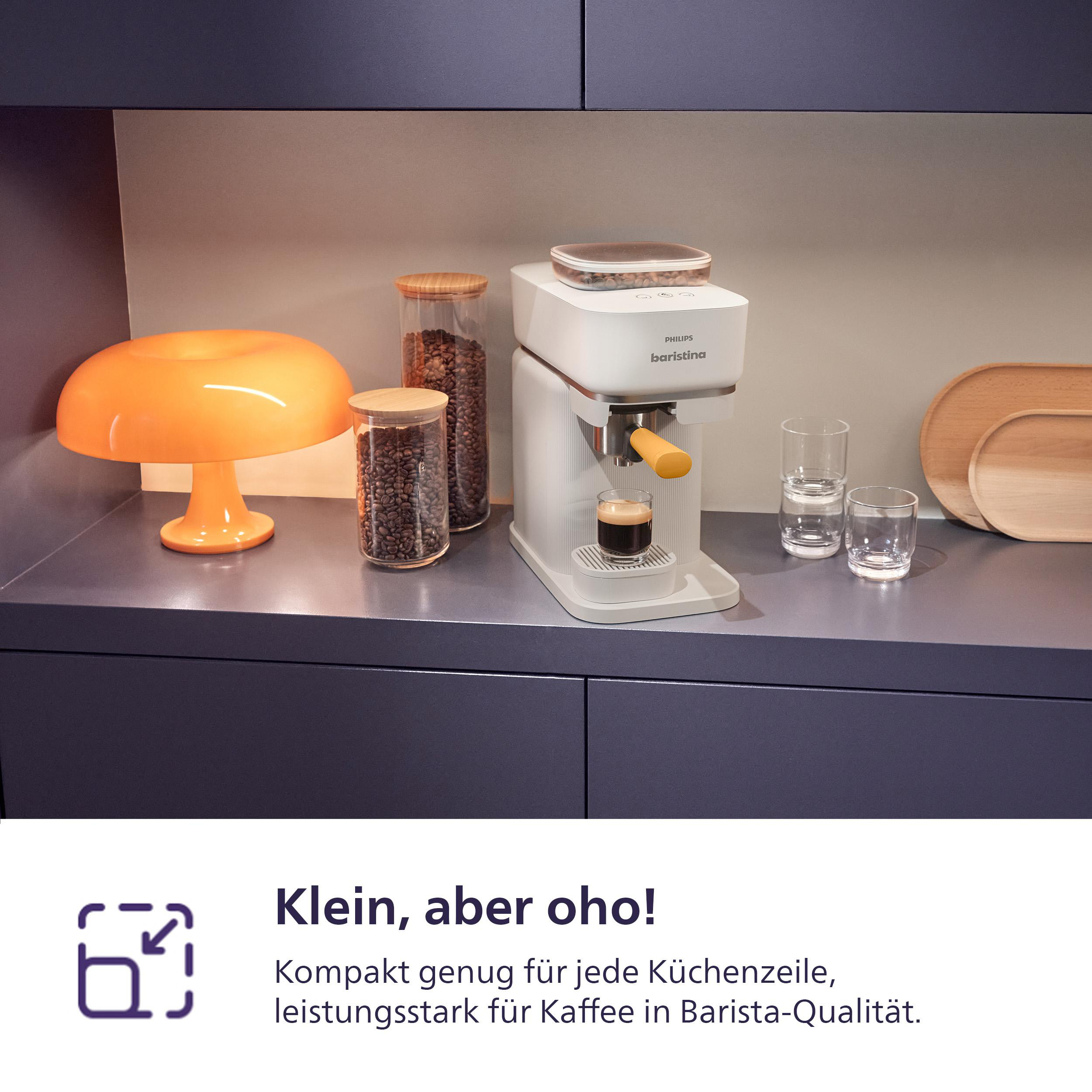 Eine weiße Kaffeemaschine mit gelbem Griff und Kaffee, neben Kaffeebohnen und Gläsern.