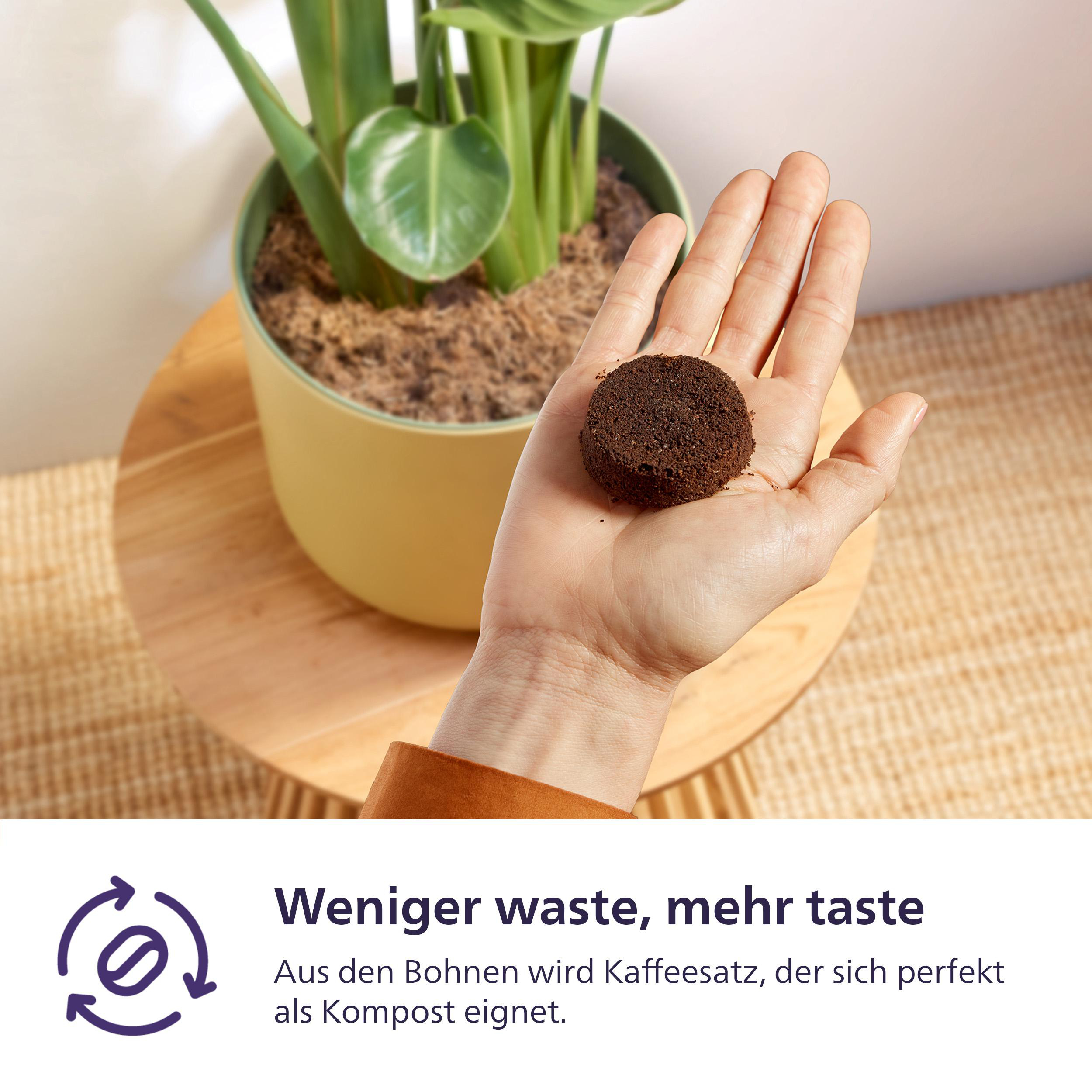 Hand hält Kaffeesatz mit Text über weniger Abfall und Kompostierung.