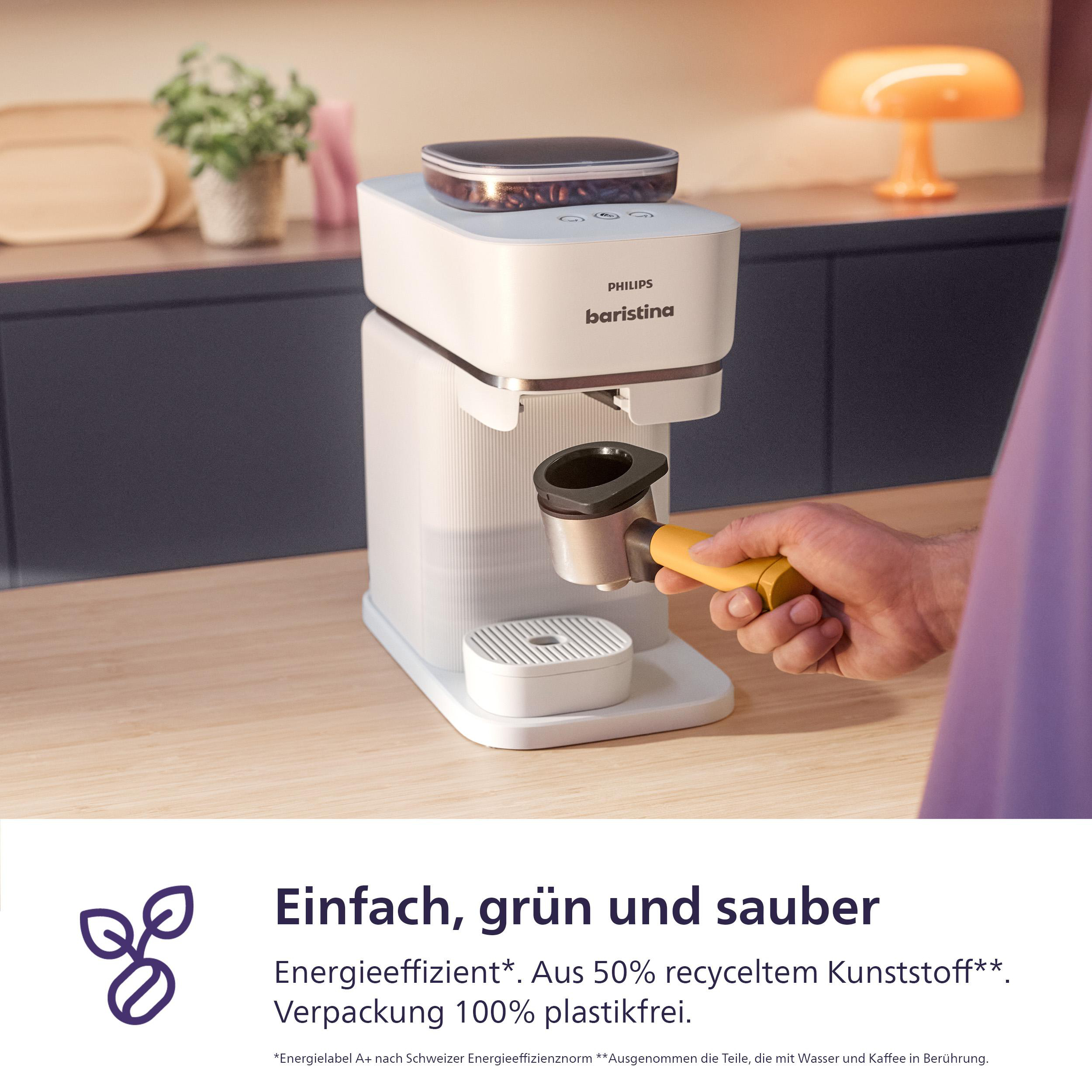 Eine weiße Kaffeemaschine mit Kaffee, der eingefüllt wird. Hat einen gelben Griff und steht auf weißem Untergrund.
