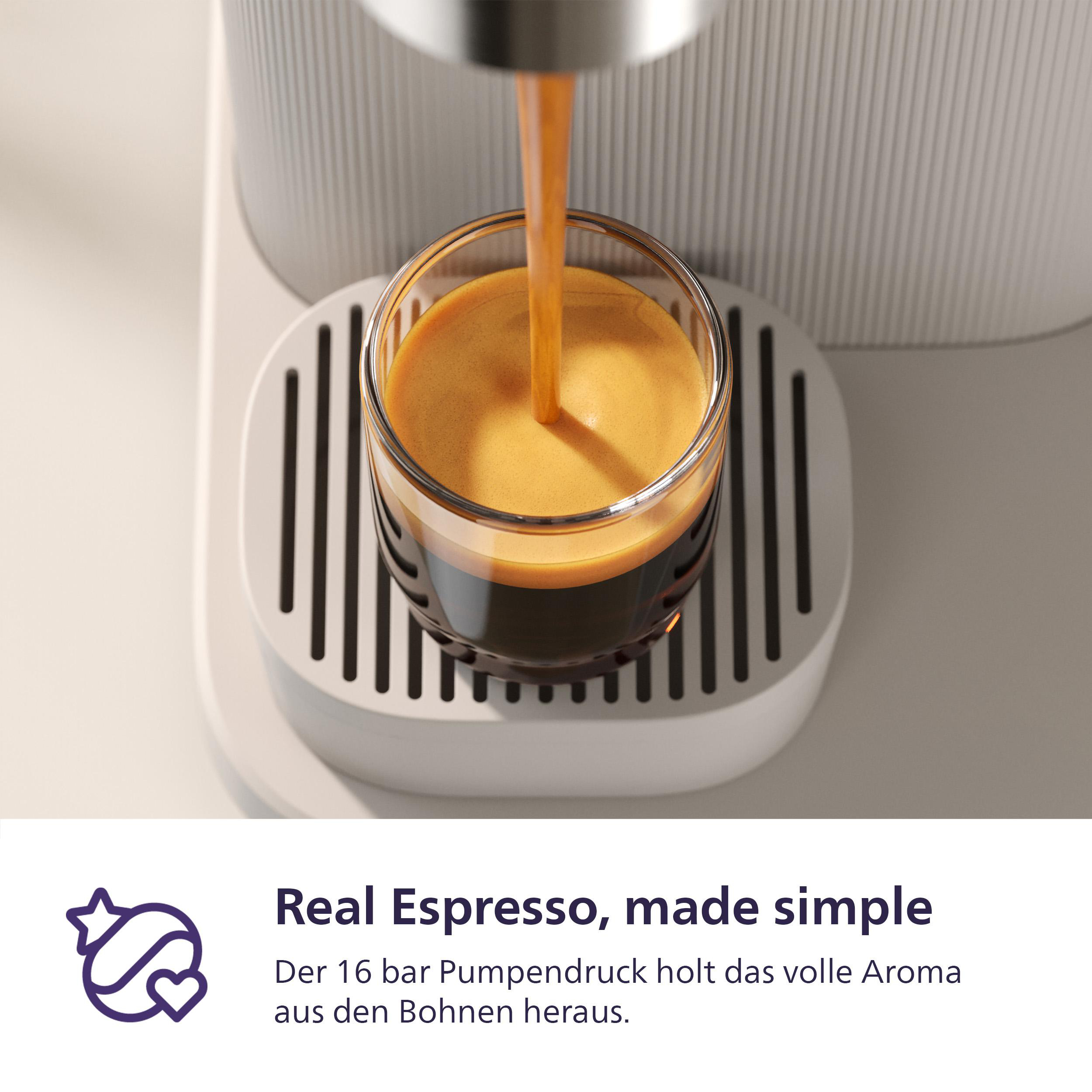 Kaffee wird in ein Glas gegossen. Der Becher steht auf einer weißen Plattform.