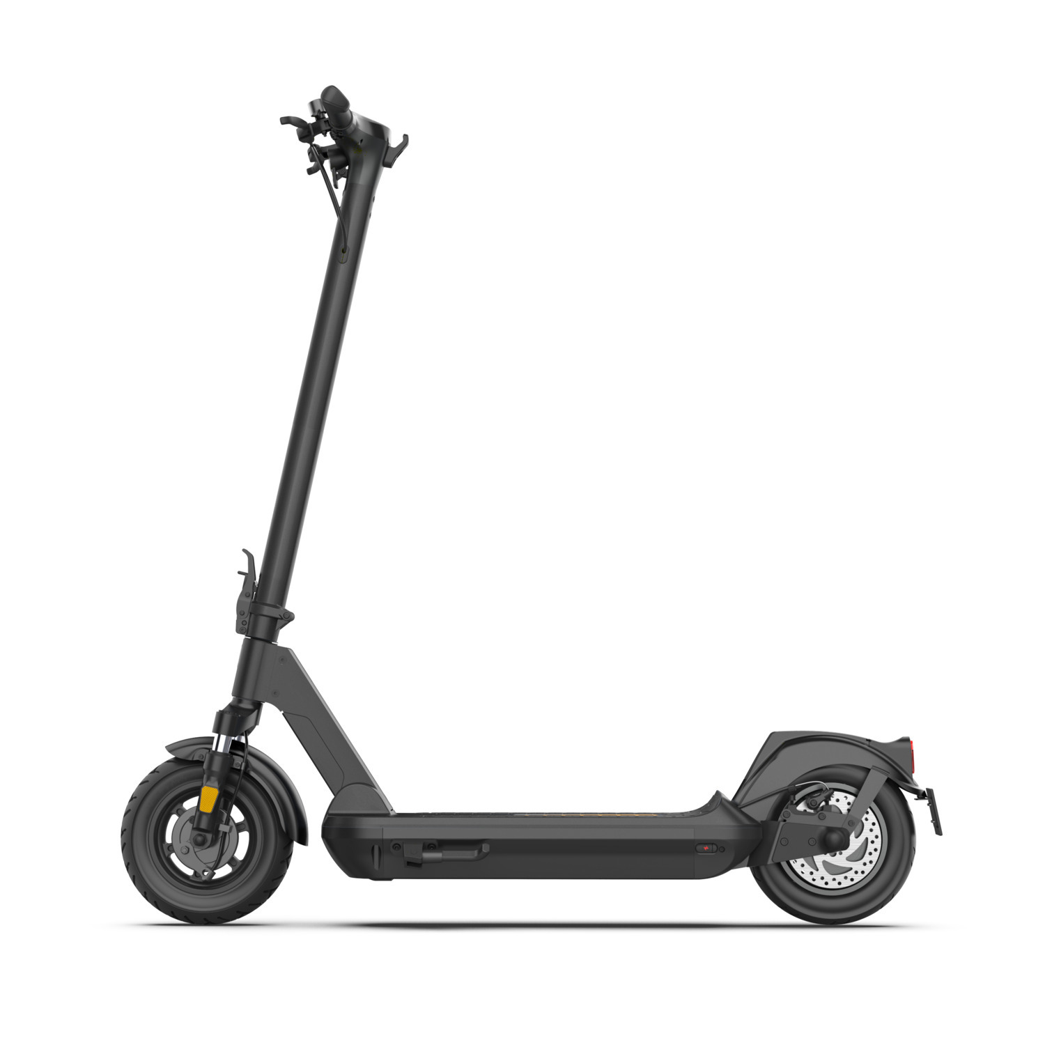 Une trottinette électrique noire sur fond blanc, vue de côté.