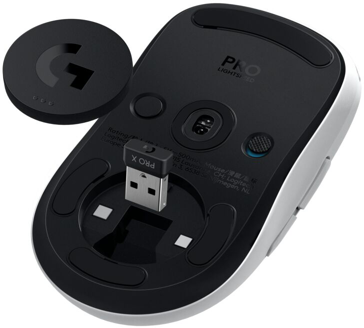 Egy fehér-fekete Logitech gamer egér alja, látható USB vevővel.