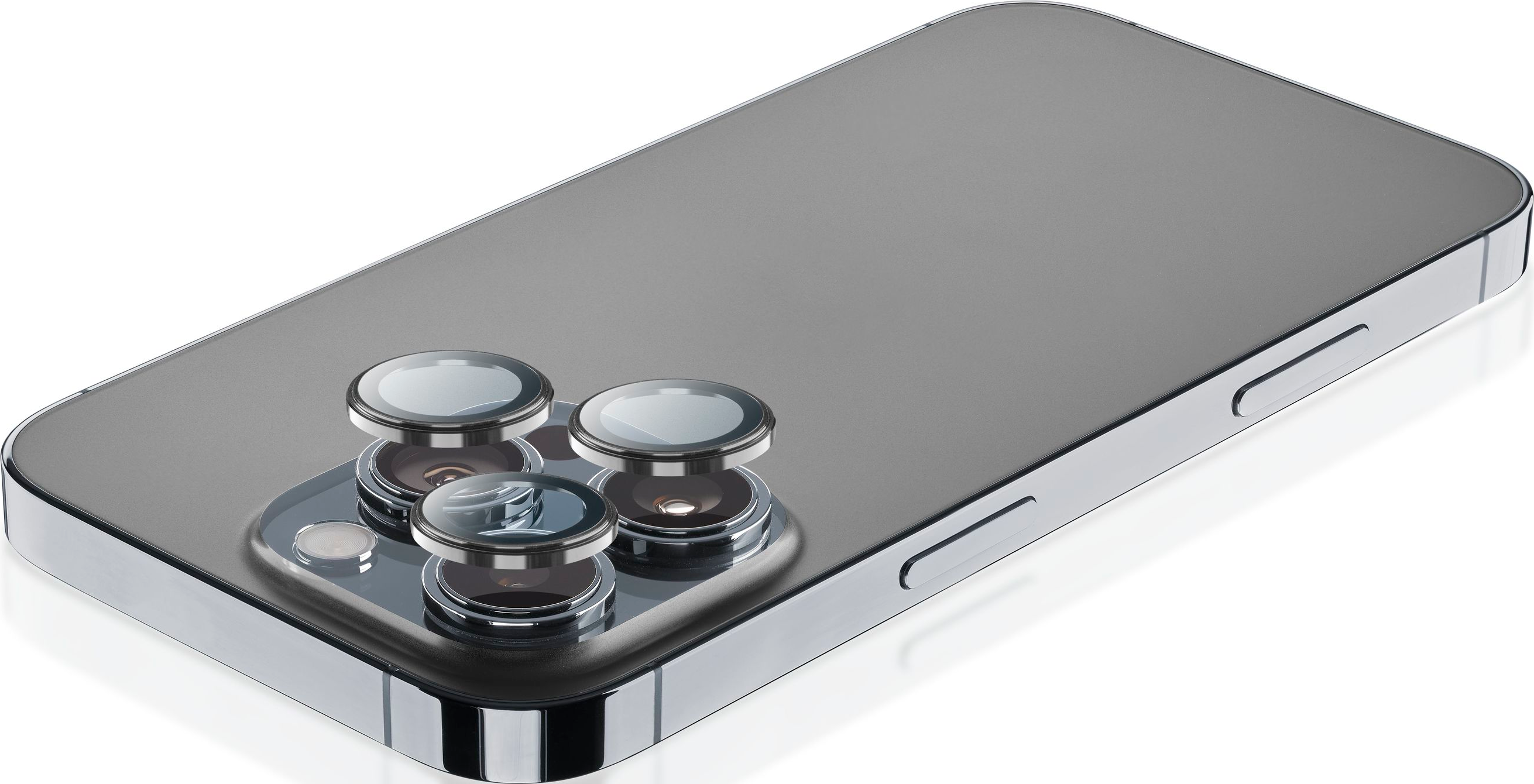 Nahaufnahme eines silbernen iPhones mit drei Rückkameras vor weißem Hintergrund.