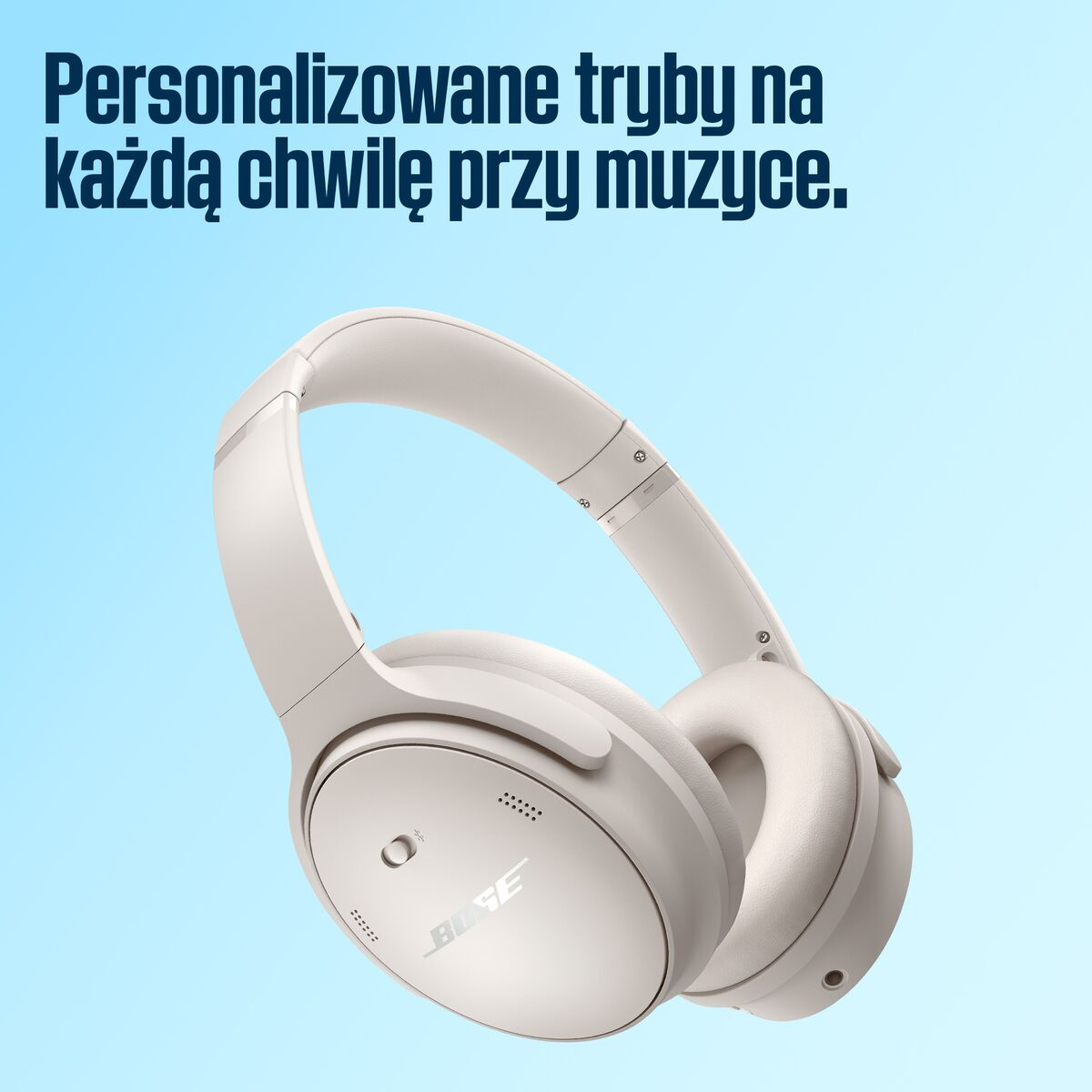 Białe słuchawki Bose z jasnoniebieskim tłem, lekko pochylone, podkreślające nauszniki.