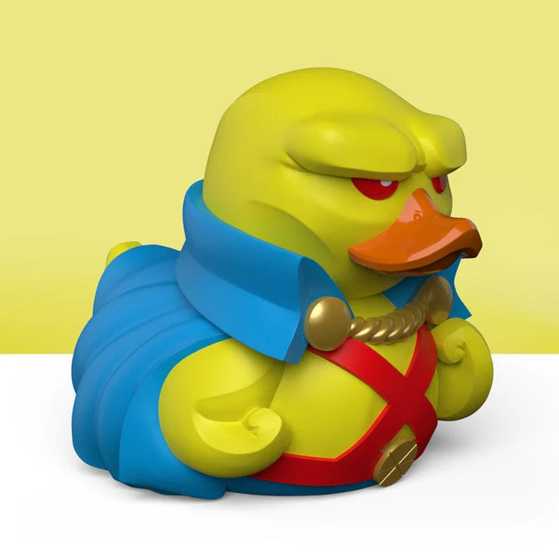 Egy sárga kacsa játék, mint a Martian Manhunter. Kék köpenye, piros X-e és narancssárga csőre van.