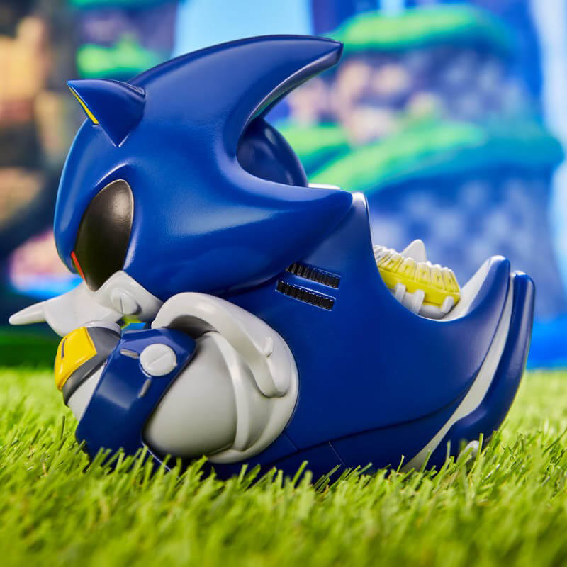 Metal Sonic játékfigura. A figura kék, sárga és fehér díszítéssel, füvön.