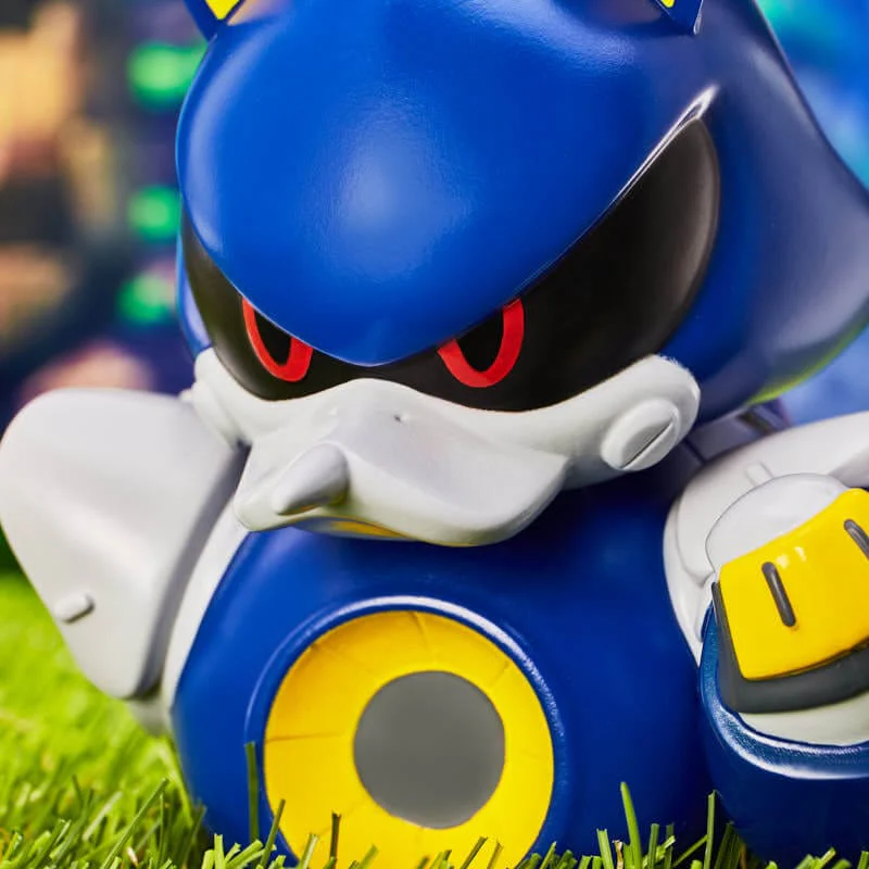 Kék-fehér robot Sonic figura zöld füvön, közeli felvétel.