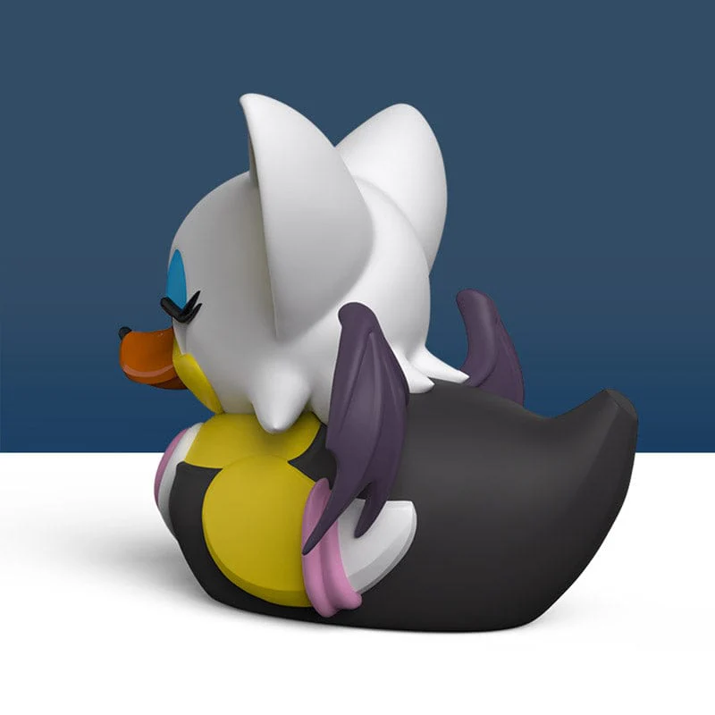 Egy Rouge BatDuck figura, oldalnézet. Denevérszerű fülek, sötét szárnyak, sárga és fekete test.