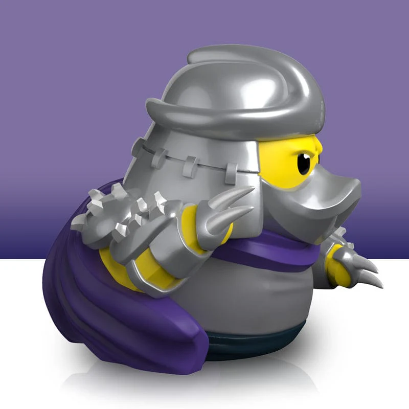 Shredder kacsafigura ezüst és lila páncéllal és sárga csőrrel.