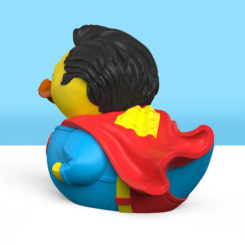 Superman gumikacsa köpennyel és jelmezzel, kék háttéren.