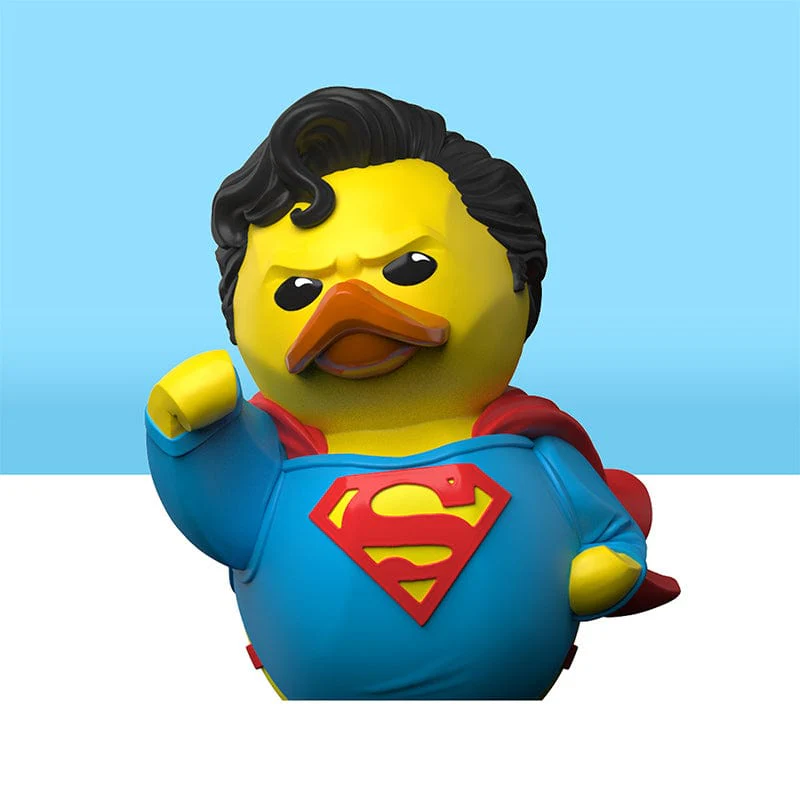 Sárga kacsa Superman-jelmezben, fekete parókával. Piros köpeny, kék öltöny Superman logóval.