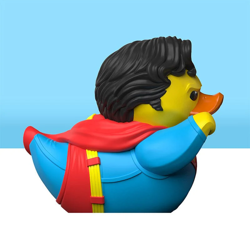 Egy Superman gumikacsa piros köpennyel és kék öltönnyel, sárga fejjel és narancssárga csőrrel.