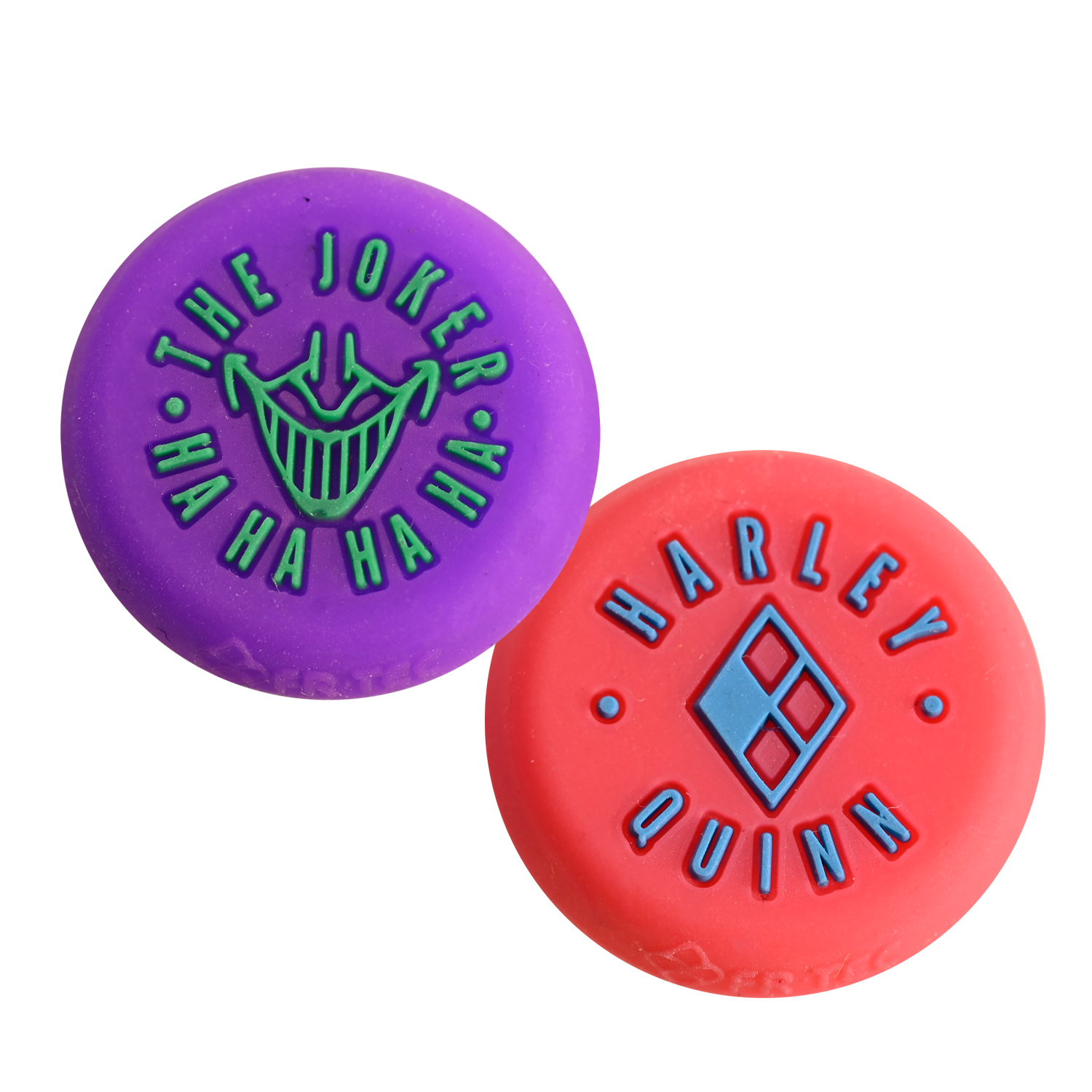 Dos fichas circulares. Una es morada, con el logo de The Joker. La otra es roja, con el logo de Harley Quinn.