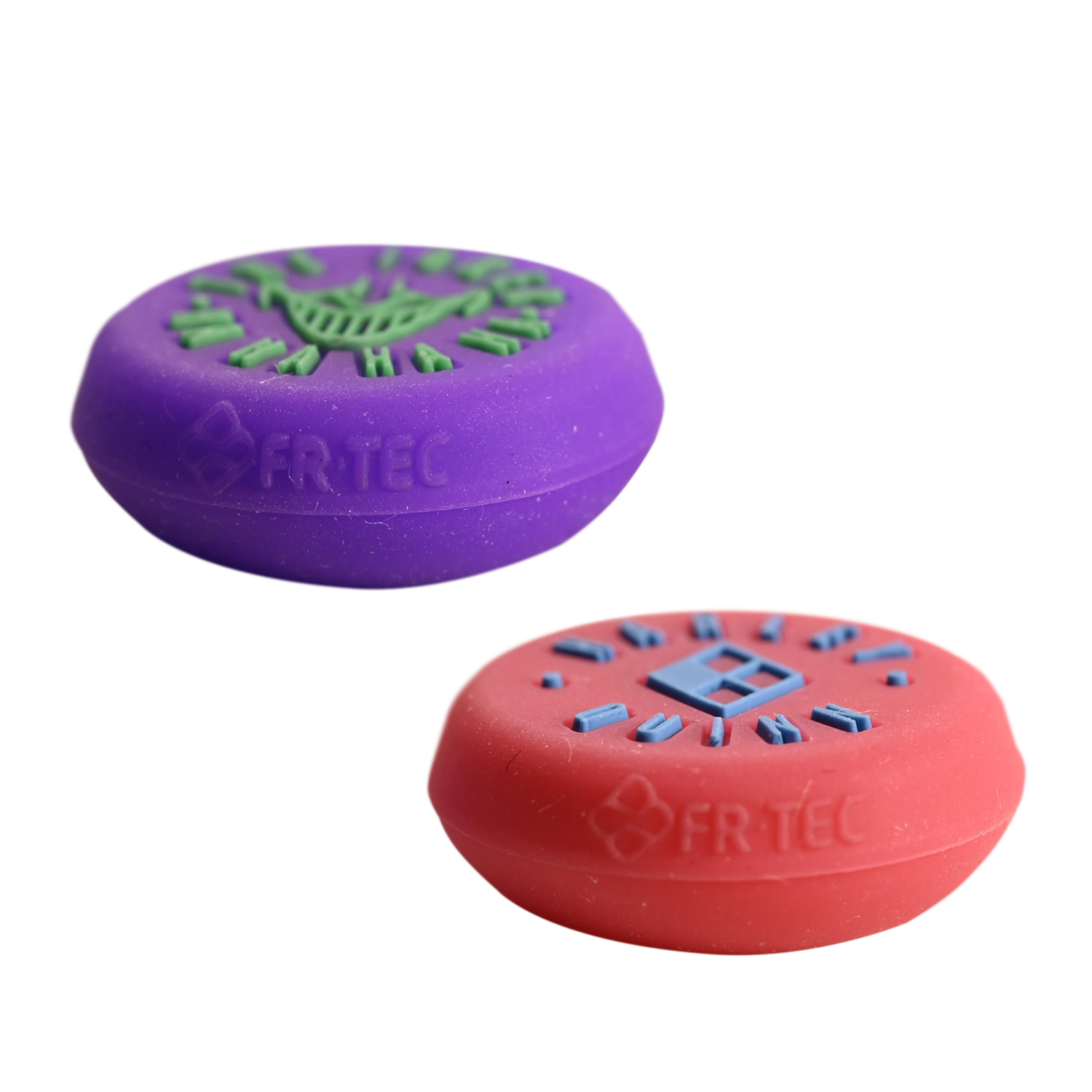 Dos joysticks de controlador coloridos. Uno es morado, el otro rojo, con un logotipo en cada uno.