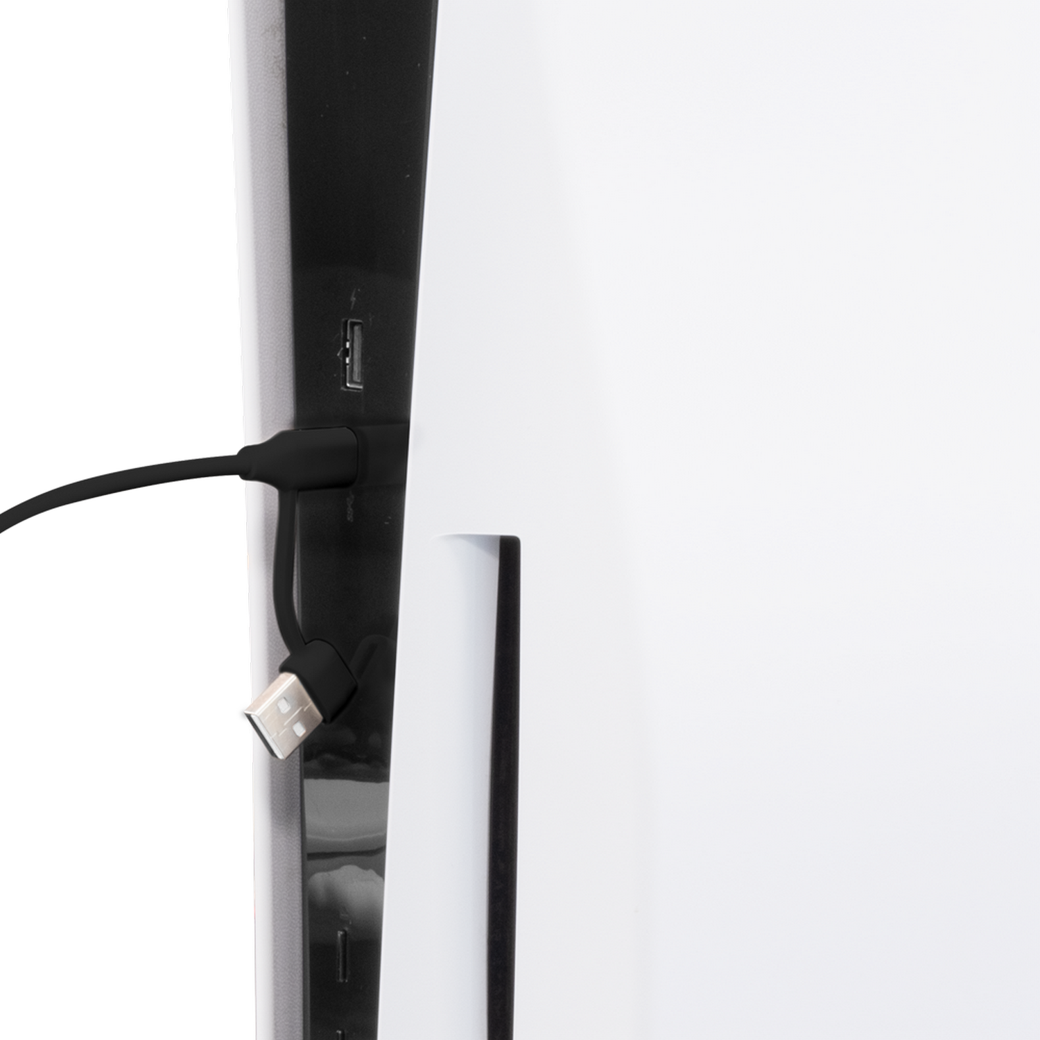 Consola Playstation 5 blanca, cable negro enchufado.