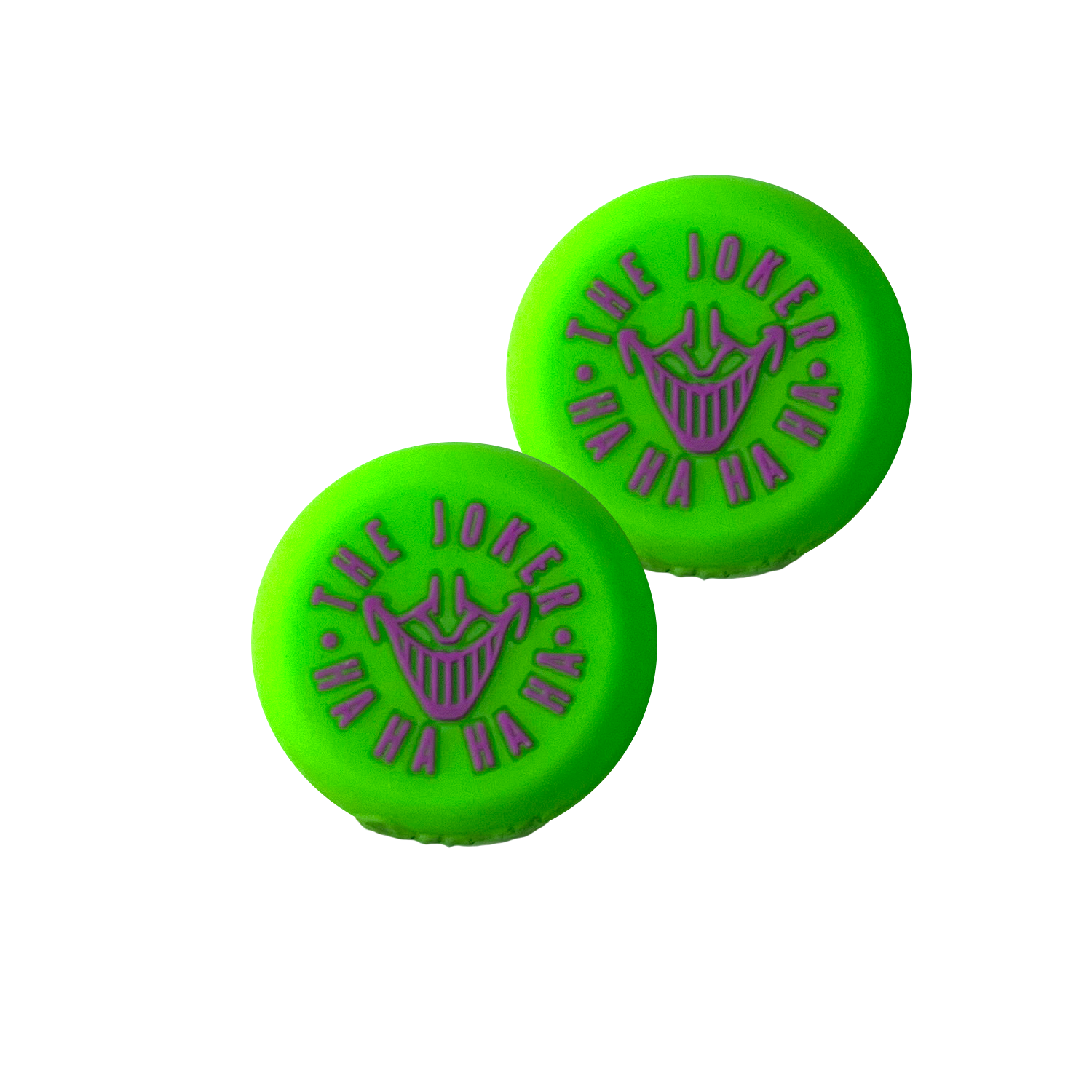 Dos macarons verdes con diseño de Joker, texto morado sobre verde. El fondo es negro. Ambos macarons son visibles.