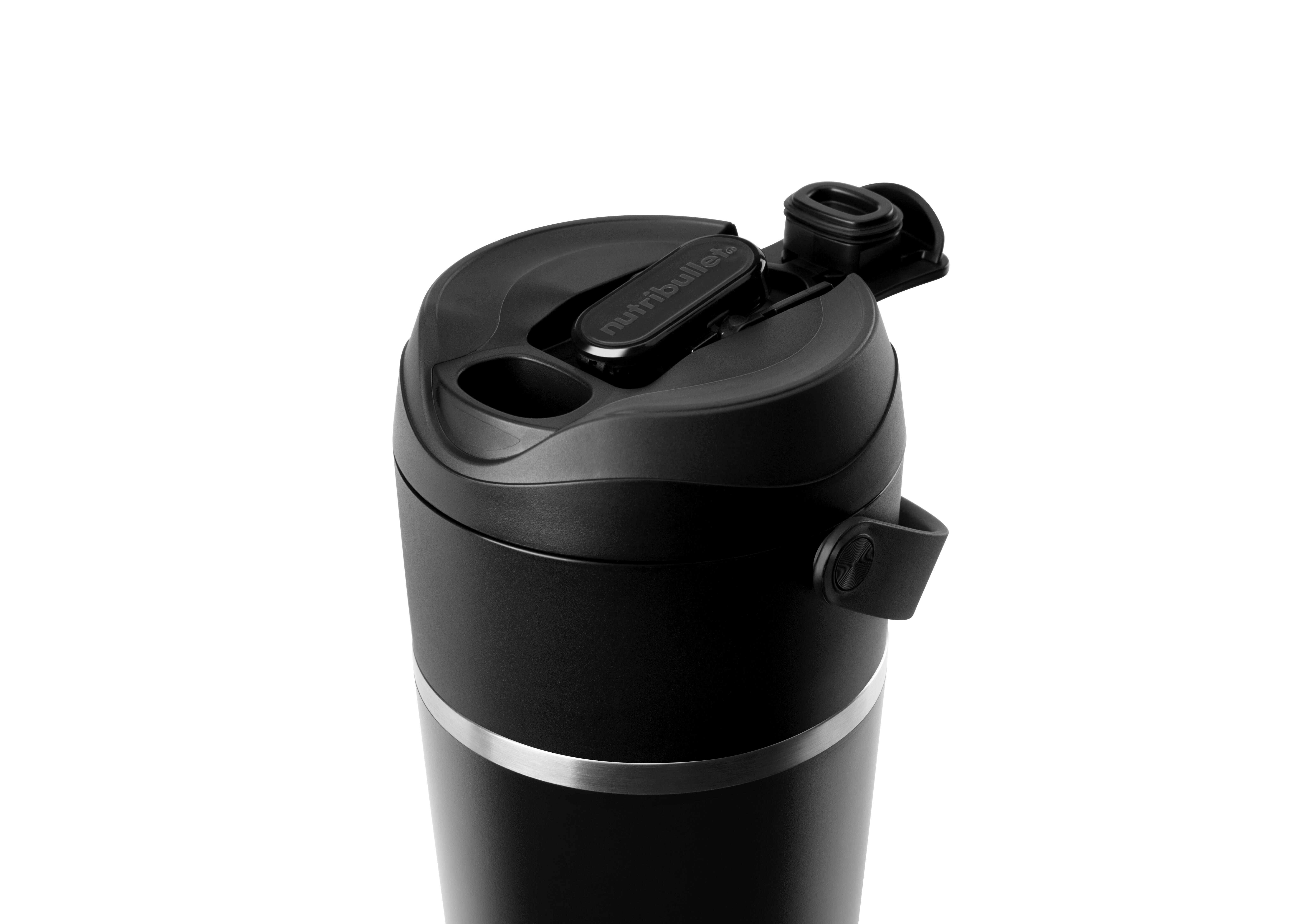 Schwarze Wasserflasche mit schwarzem Deckel. Weißer Hintergrund. Draufsicht.