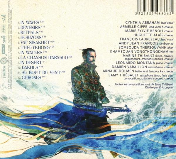 Album-Rückseite mit Titelliste und Text. Zeigt einen Mann in einem gemusterten Mantel auf blauem Wasserhintergrund.