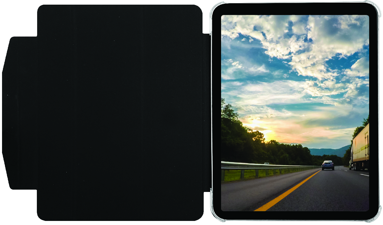 Tablet su una custodia nera, che mostra una scena stradale con un'auto blu, cielo e alberi.