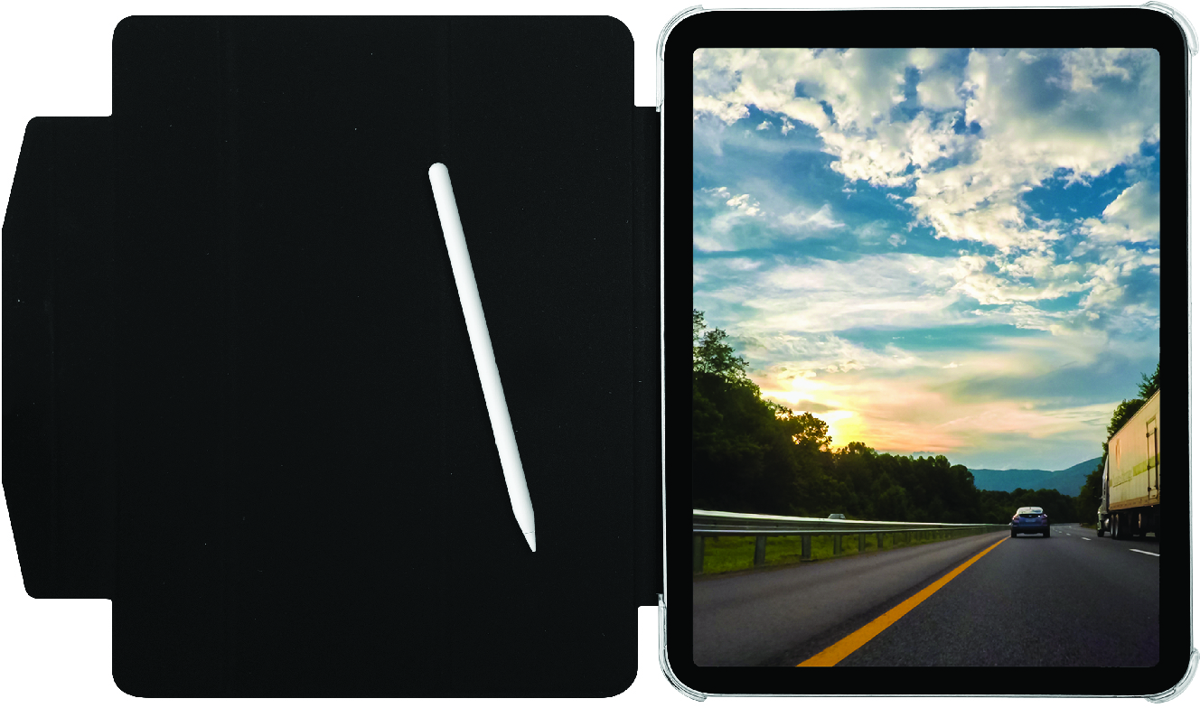 Tablet con una scena autostradale con auto blu. Uno stilo bianco e una custodia nera a sinistra.