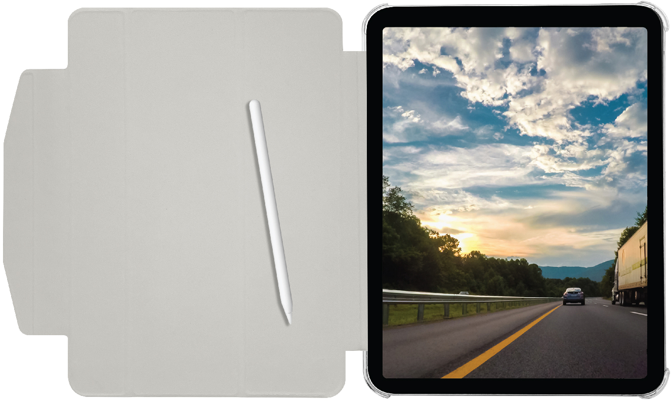 Tablet mit Straßenszene, Stift auf Hülle. Bewölkter Himmel und Sonnenuntergang.