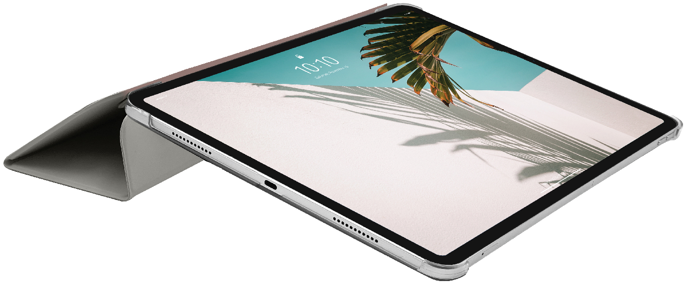 Tablet mit Strandmotiv, in einer Hülle, auf weißem Hintergrund.