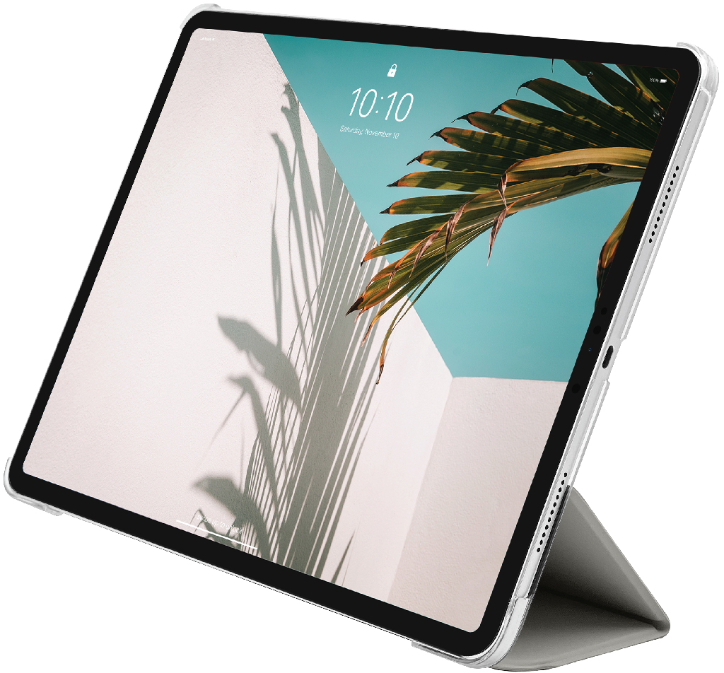 Tablet in Hülle, zeigt Zeit, aufgestellt, Hintergrund Wand und Himmel.