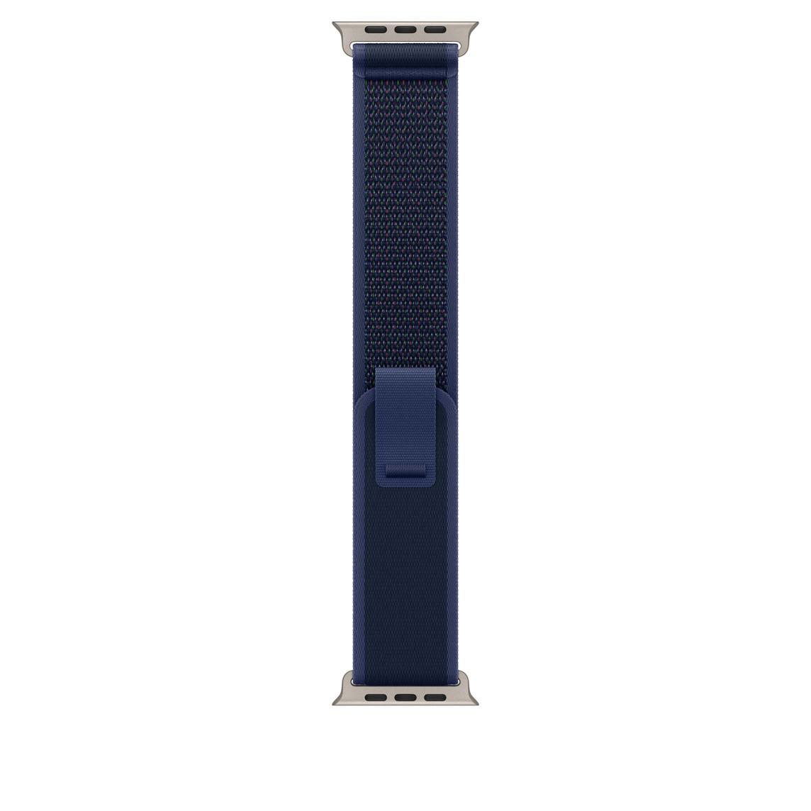 Dunkelblaues Apple Watch-Armband mit silbernen Anschlüssen. Das Band besteht aus gewebtem Material.