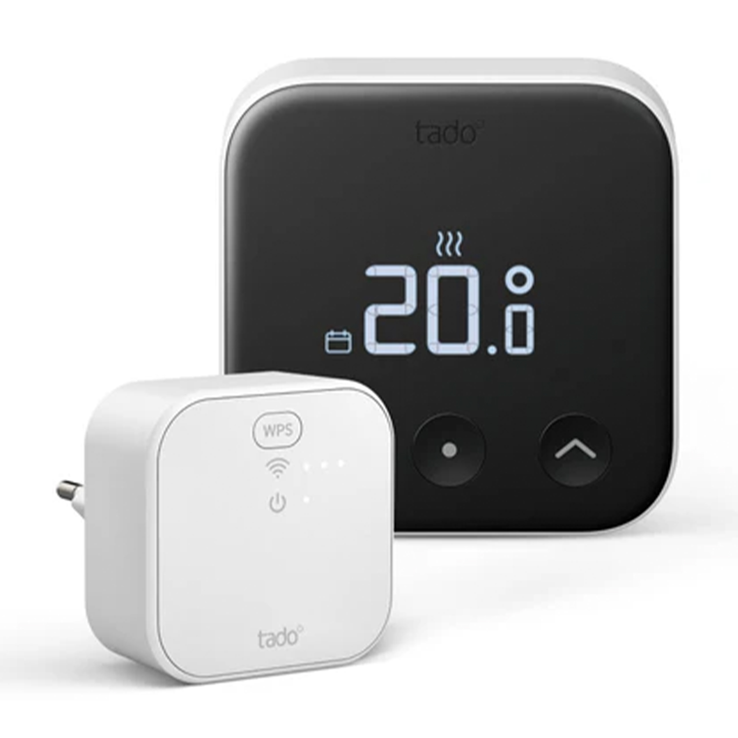 Termostato intelligente bianco e nero e un modulo plug-in bianco. Sfondo bianco.