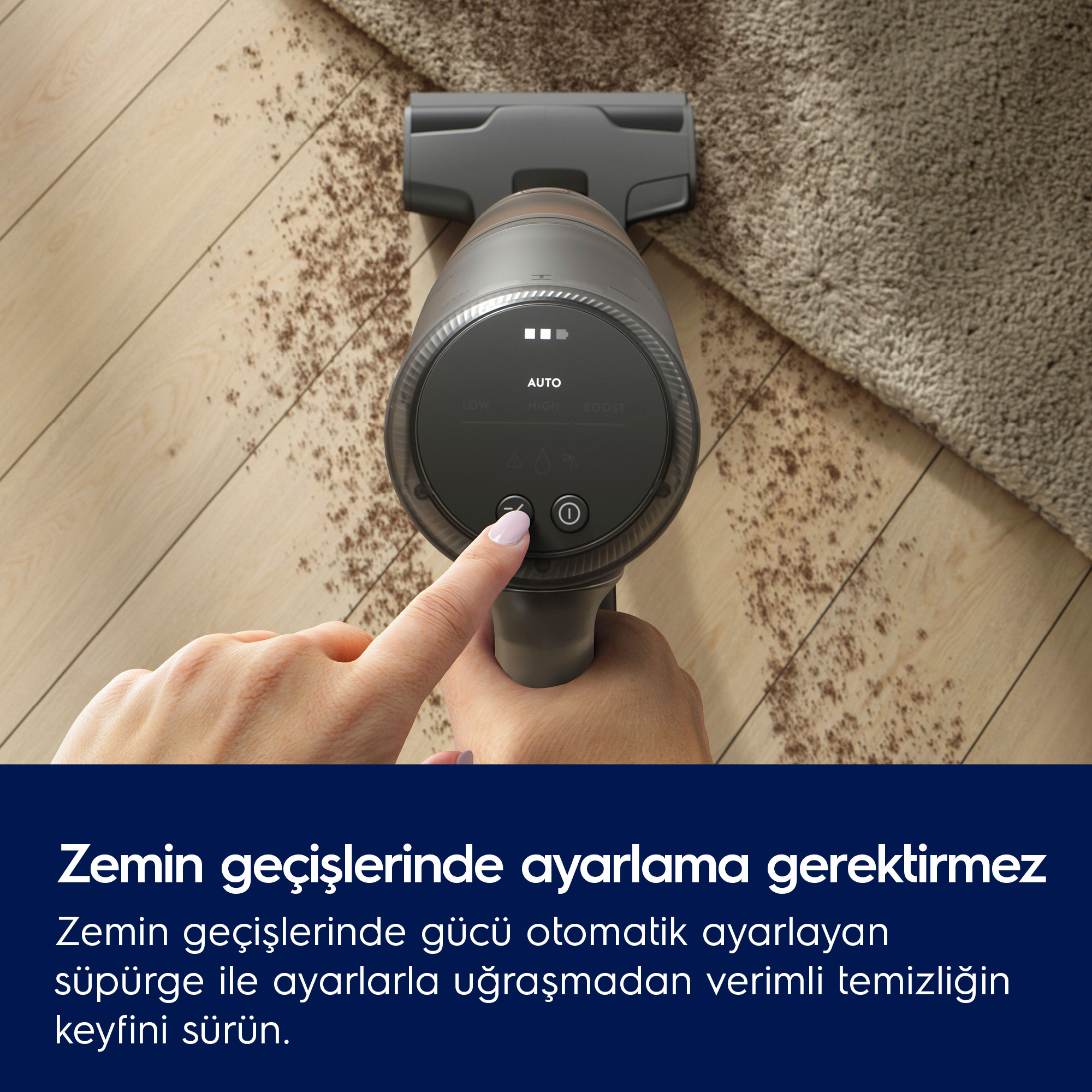 El, halı ve ahşap zeminde elektrikli süpürge kullanıyor.
